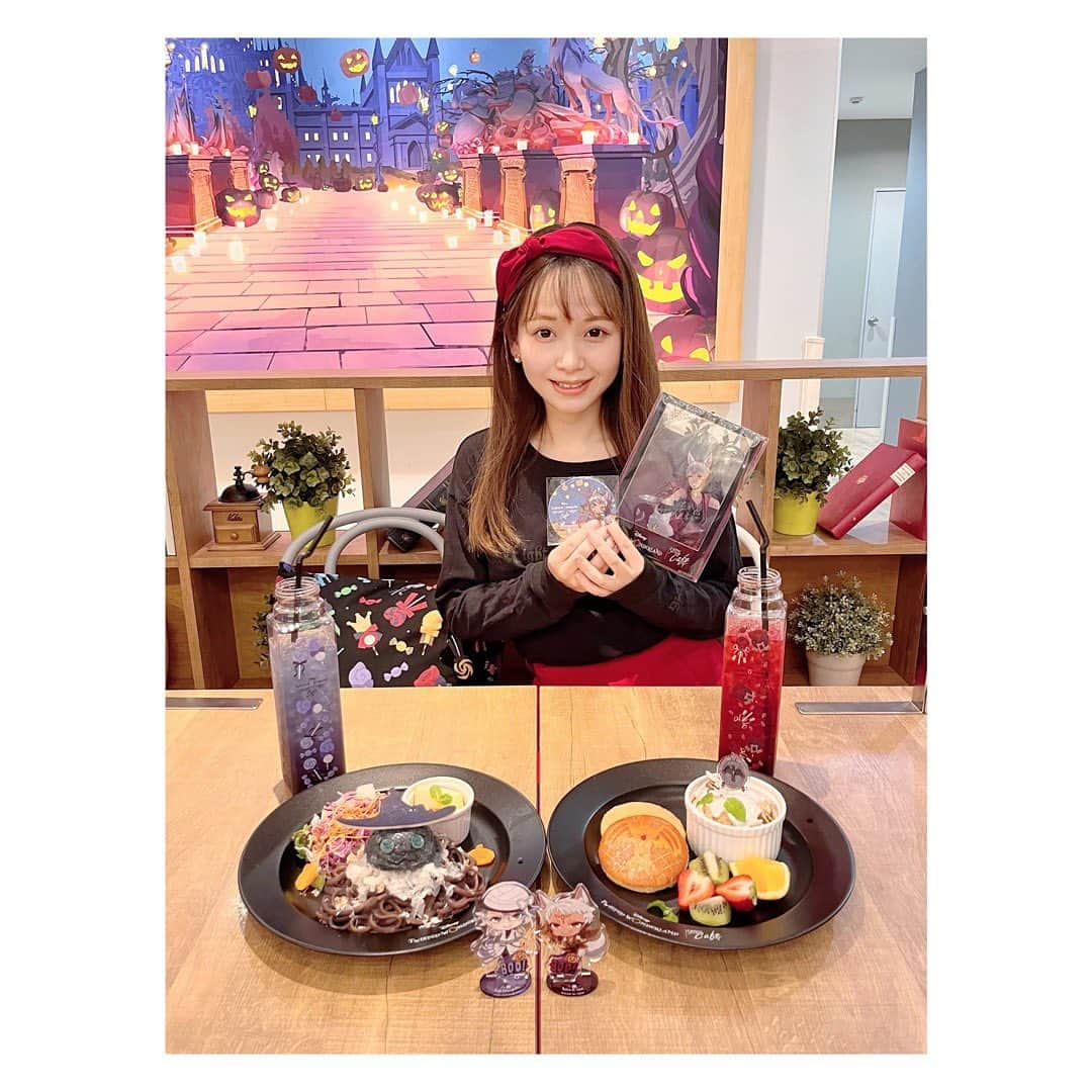 小河結香さんのインスタグラム写真 - (小河結香Instagram)「TWST cafe 🎃🍬 (2022/11/3)  2回目のツイステカフェ☕️ しほちゃんと行った時の🥰 良いお席でお写真撮れました📷  もちろん今年も一緒に行く予定👍 私は既に初日も予約してるので2日は行く💨 今年はディズニー100周年の スペシャルイヤーなのでグッズ絶対欲しい💕  そして今年のハロウィンで カリムくんのSSR来たので 貯めた石カチ割ります💖  いつかカリムくん連れて ディズニー行きたいな🥰 ちなみに天使はジャミル推しなので 親子でスカラ寮推し❤️  しほちゃん今年も楽しみましょ💎  #ツイステカフェ #twst_cafe #瓦カフェ #ohmycafe #カルム推し #カリムアルアジーム推し #推し活 #推し事 #オタ活 #ゆんのヲタ活記録」11月7日 20時31分 - yun2world