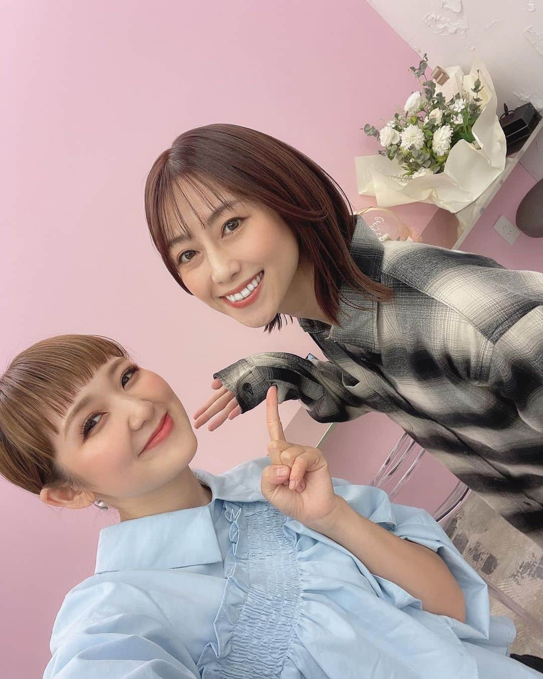 小坂温子のインスタグラム：「ミキティ🩵🩷🩵 新店舗-𝙊𝙋𝙀𝙉-おめでとうございます🎊 開放感あって素敵なお店☺️ かわいいピンクの壁紙もあったよෆ˚* これからも私の髪の毛よろしくお願いします🥰 #新店舗オープン  #美容院  #新店舗美容院  #fivent」