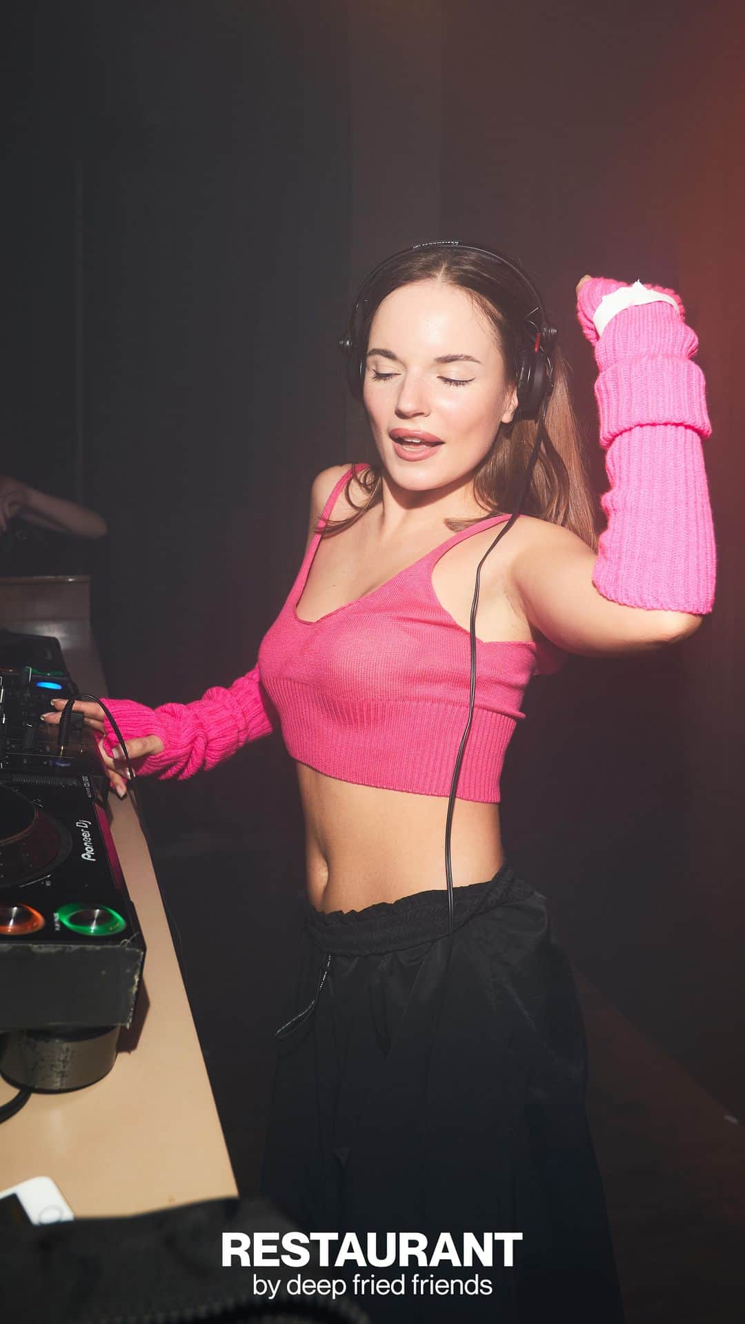 Sasha Spilbergのインスタグラム：「Прошлой ночью 💖🎧」