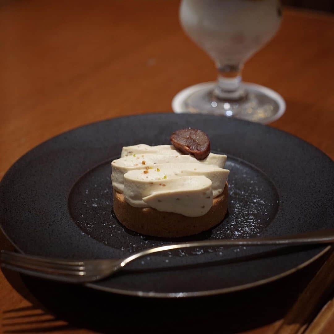 asu_chinのインスタグラム：「栗のタルトと葡萄のケーキ 数年ぶりにfromさんへ 今年は上着は要らないかもね😅」