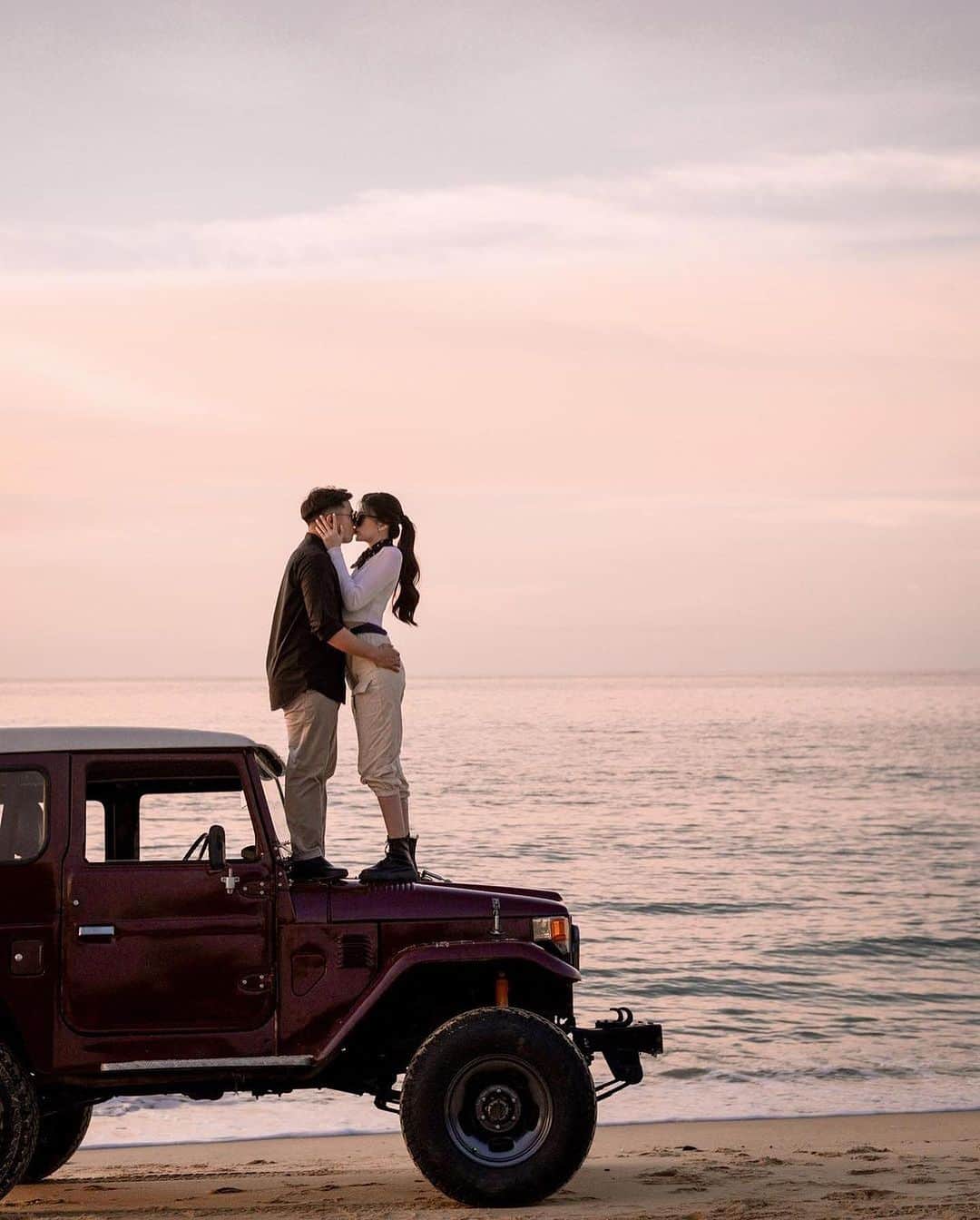 のインスタグラム：「Selain soal romantis, yang menarik dari @evander.kurniawan adalah tone warna yang hangat. Representasi warna ini menggambarkan hubungan yang hangat antar pasangan yang muncul dengan manis di foto.  Untuk menciptakan tone foto seperti ini, kamu bisa menggunakan beragam mode pengaturan warna di kamera, mulai dari film simulation, dynamic range, eksposure hingga white balance dengan reproduksi warna yang akurat.  Cobalah mengeksplorasi warna di kamera Fujifilm dan temukan tone favoritmu sendiri!  Captured by @evander.kurniawan Using Fujifilm X-T4 Fujinon Lens XF35mmF1.4 R  #XT4 #XT4_id #XF35MMF14R #FujifilmIndonesia #Fujifilm_id」