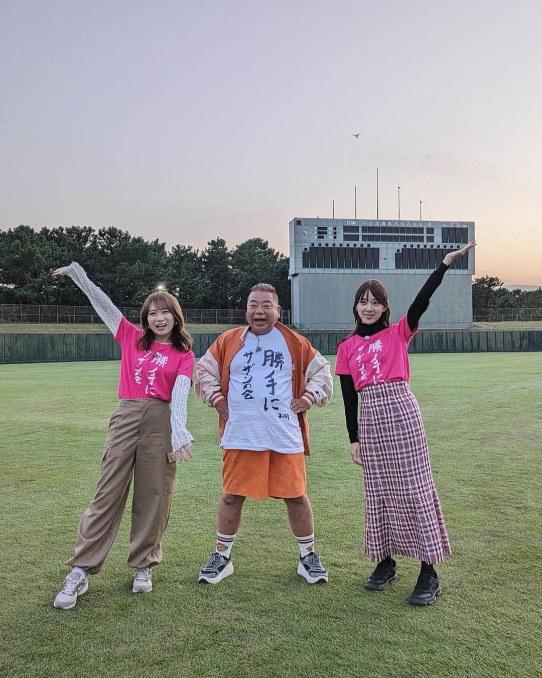 のインスタグラム：「.  明日11/8  20:00～21:57 TBS「集まれ！内村と◯◯の会」 が放送になります！  勝手にサザンの会ということで 出川さんと未央奈と江ノ島・茅ヶ崎を 旅してきました〜☺️  未央奈とまたまた共演嬉しかった💕  自分の思い出と重ね合わせながら サザンゆかりの地を巡ることができて どっぷりサザンに浸った1日でした！  ぜひご覧ください📺  #内村と〇〇の会  #サザンオールスターズ」