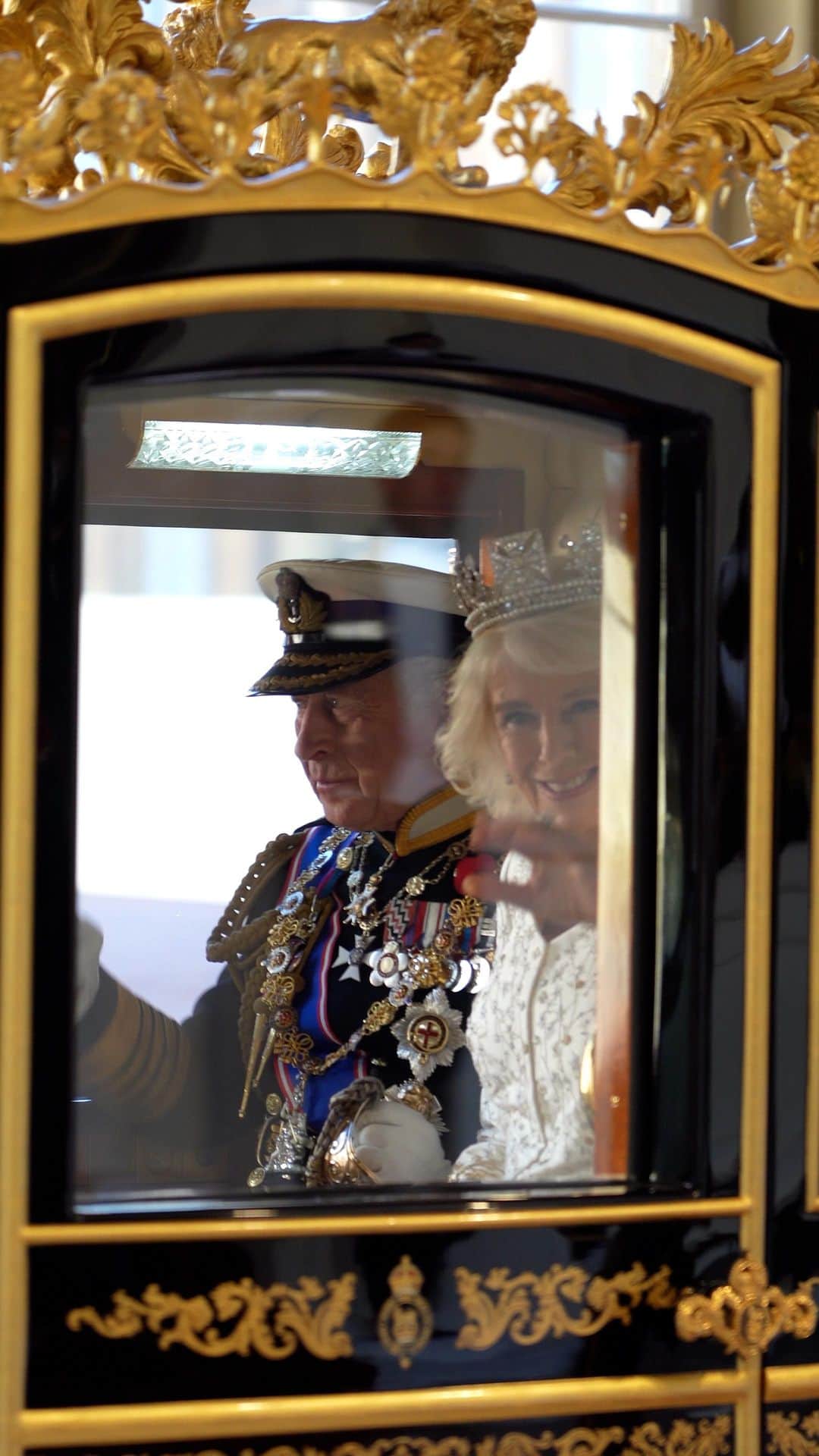 ロイヤル・ファミリーのインスタグラム：「Their Majesties The King and Queen travel to the Palace of Westminster in the Diamond Jubilee State Coach, closely followed by The Princess Royal in the State Landau.」