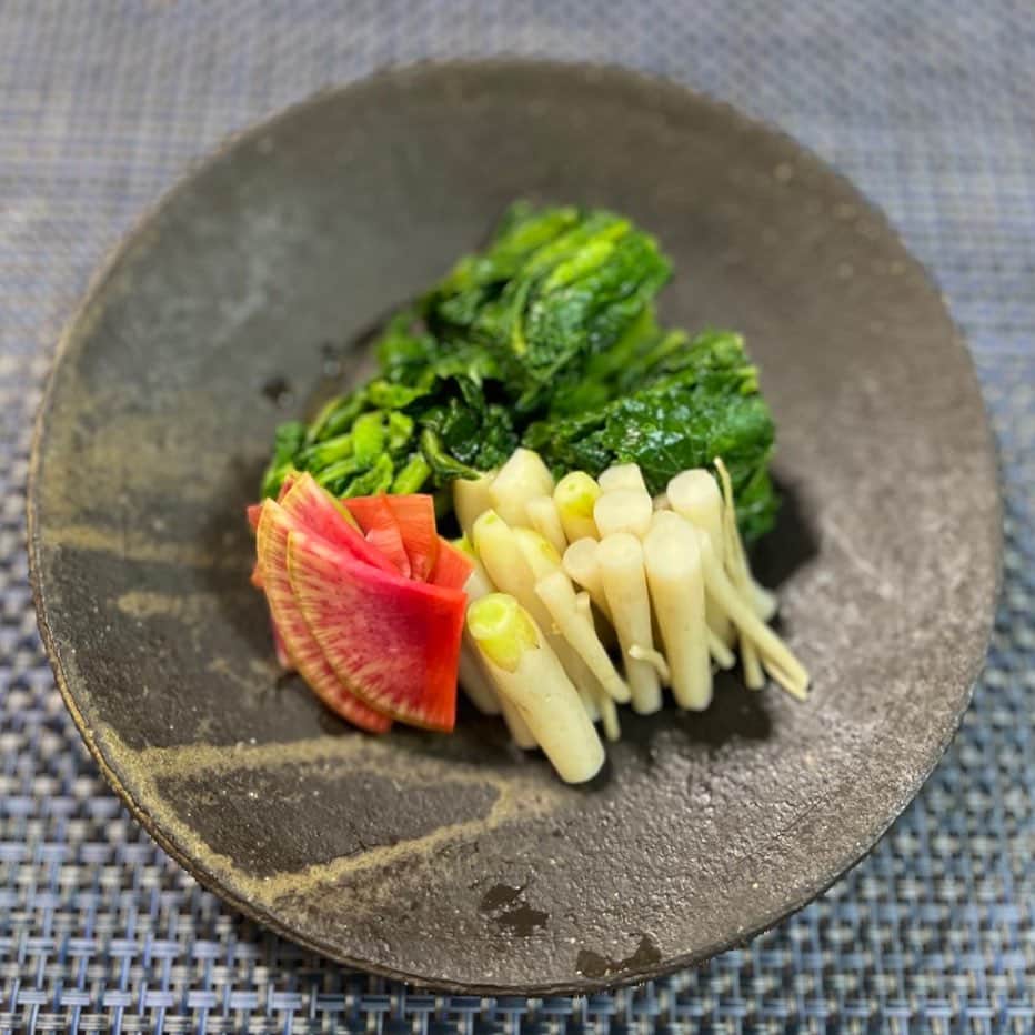 荻原和歌のインスタグラム：「ここのところの美味しいもん。 畑の間引き菜を昆布締めに。  少し元気になってきた気がします」