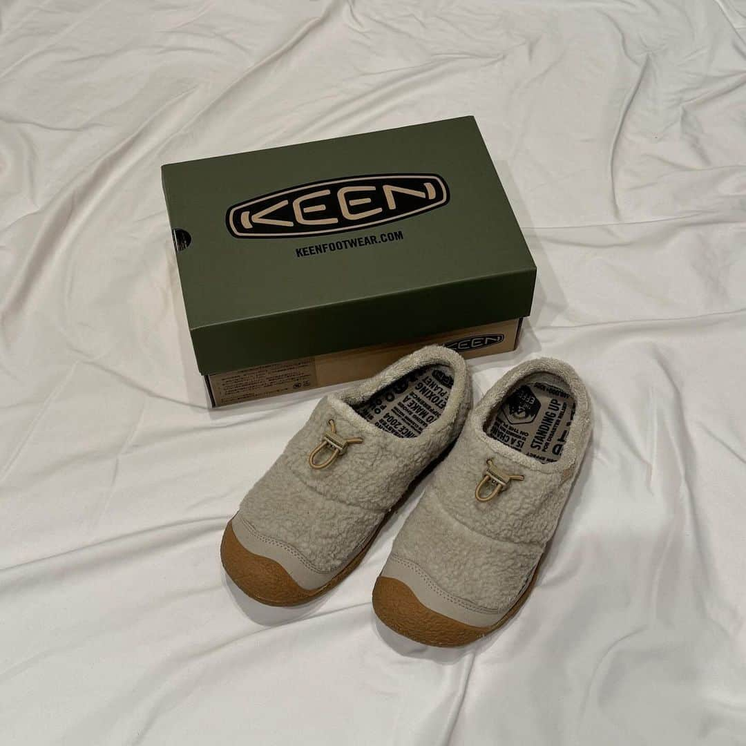 HARUYOのインスタグラム：「. @keen_japan のハウザー スリー スライド スニーカー♡ ボアが可愛いし、脱ぎ履きがらくちんだから ルームシューズとかオフィスでも使えそう🥰！  #PR#オフィスシューズ#HOWSER#キーン#KEEN#アウトドアスニーカー#ルームシューズ#ハウザー」