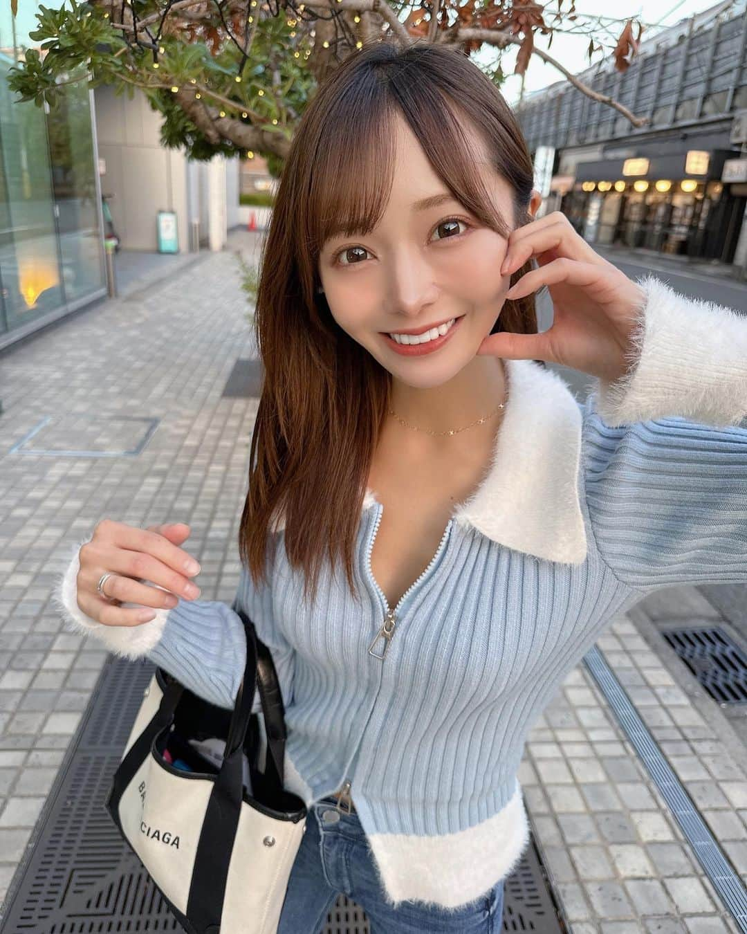 ななまるのインスタグラム：「木がキラキラしてたッ🩵🩵🩵 . . . 𝐭𝐨𝐩𝐬  @shein_japan  🏷️商品ID:21896960 🉐クーポンコード:BFJP145 ( 1/30まで使えるよ🫡 )」