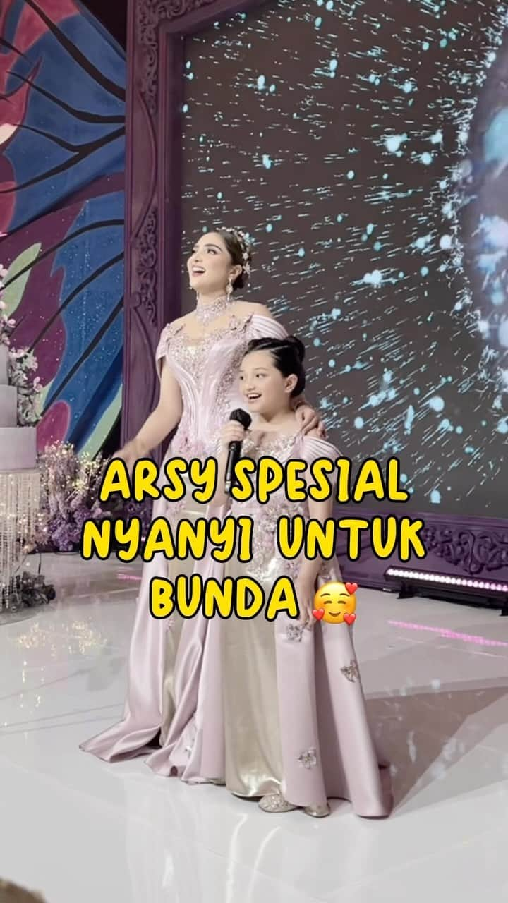 Keluarga A5のインスタグラム：「Nyanyi untuk bundaku tersayang😍」