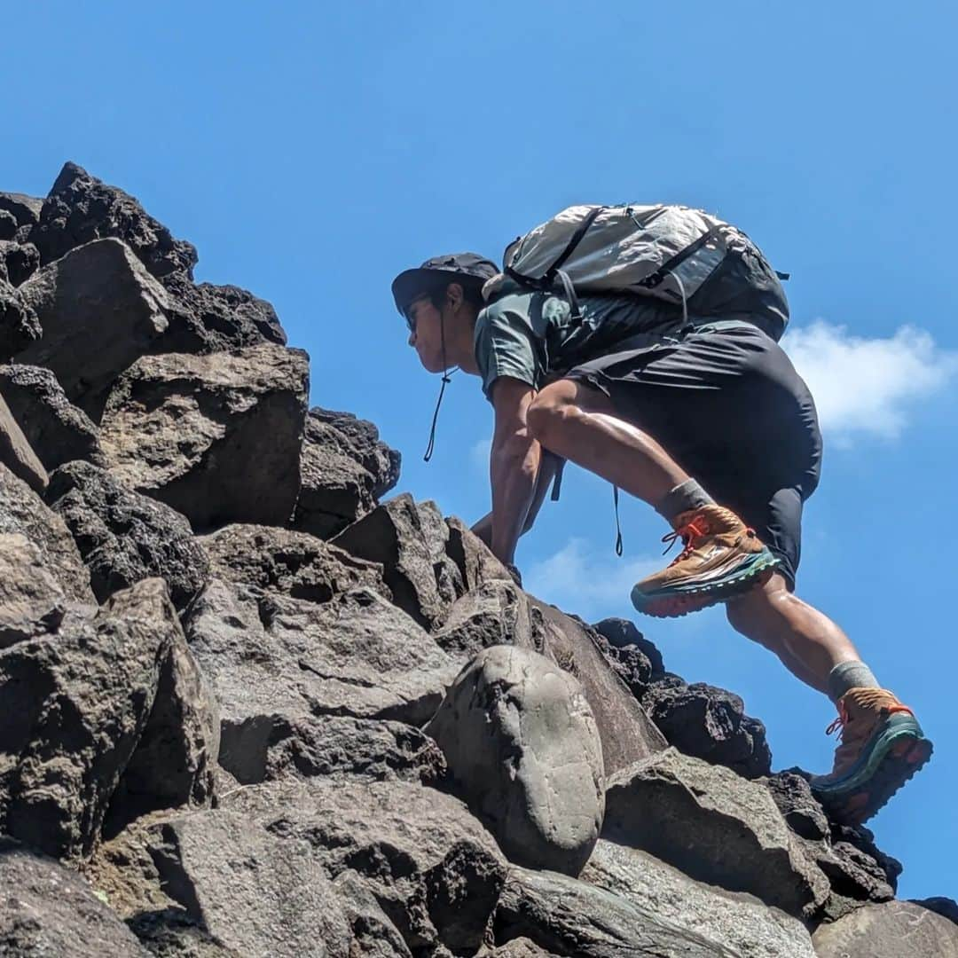 山下晃和さんのインスタグラム写真 - (山下晃和Instagram)「【TREKKING】AltraのOLYMPUS 5 HIKE MID GTXはアルトラにしては珍しいGORE-TEXを搭載したミッドカットハイキングシューズ  軽量で履き心地も良く、なによりポップなカラーがカワイイ  今夏の山行の1つで、 モノの愛にフォーカスした記事はモノマガジンWEBの偏愛モノ図鑑に書いております↓  https://www.monomagazine.com/68799/  #偏愛モノ図鑑 #登山 #ガレ場 #標高 #トレッキング #山登り #アルトラ @altrarunning_japan  #PR #PROMOTION #モデル #トラベルライター #trekking #Japan #モノマガジンWEB」11月7日 11時38分 - travel_akikazoo