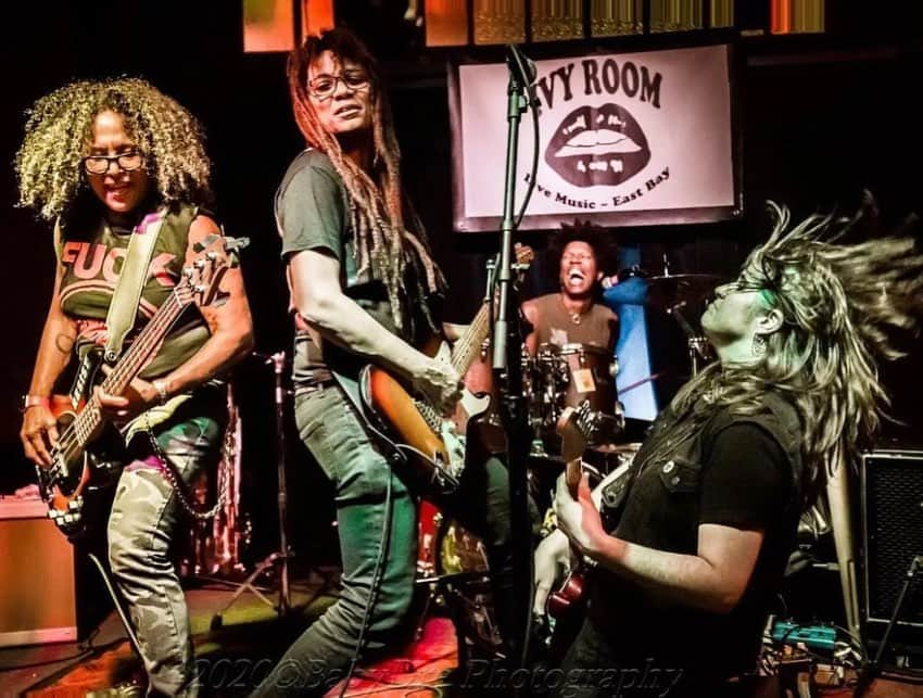 ジョン・キャメロン・ミッチェルのインスタグラム：「@shotgunplayers in Berkeley are doing #hedwigandtheangryinch right now starring trans neo-legend @pangaeas_planet featuring the hit Black Dyke Rock Band @skiptheneedle and #elizabethcurtis as Yitzhak. Attention must be paid!」