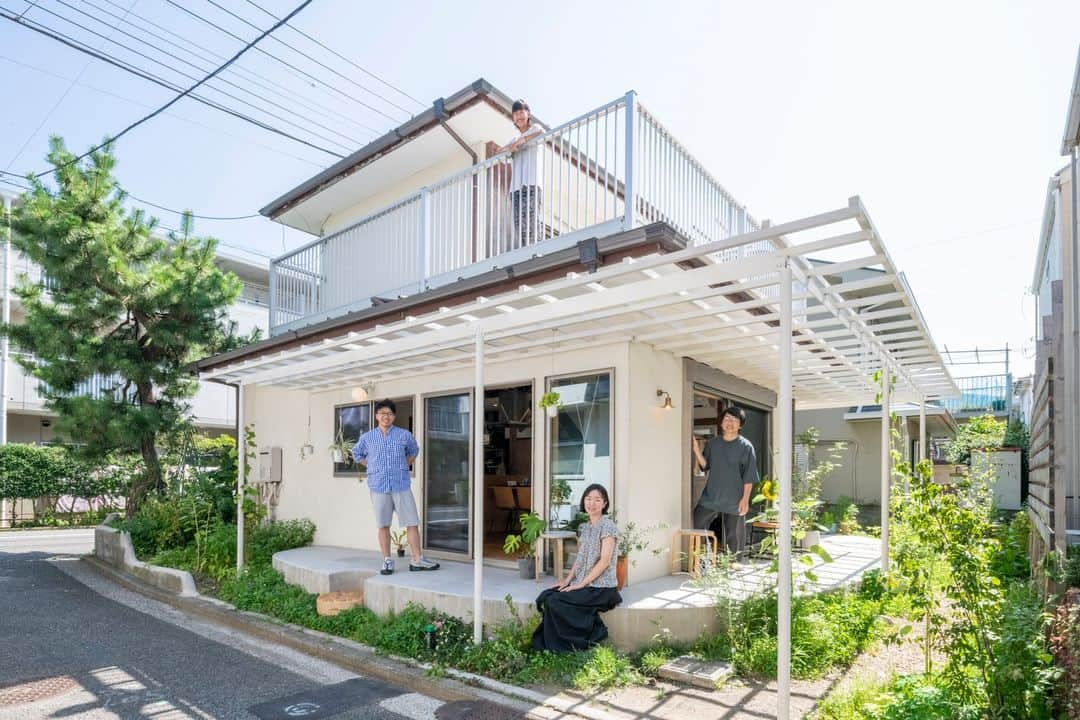 SUUMO公式アカウントのインスタグラム：「【空き家を建築学生らが補修しながら住み継ぐ🍀】 ご紹介するのは、住民や学生の力を上手に利用して、空き家を新たな拠点として生まれ変わらせた、地域のラウンジ×シェアハウス「こずみのANNEX」🏡✨ ベッドタウンにある長年放置された空き家を再生し、現在はコミュニティスペース兼シェアハウスとして地域に開放しています🤸‍♂️🌞 ゆるやかに地域の人が出入りし、なんとなく人のつながりができていく…😌 こうして有機的な活用ができるのがこれからの空き家活用の理想なのかもしれませんね🙌  📷撮影／桑田瑞穂  🏘SUUMOジャーナルより https://suumo.jp/journal/2023/10/20/198401/  🏘プロフィールはこちらから♪ @suumo_official  #SUUMO #SUUMOジャーナル #こずみのANNEX #横浜市 #シェアハウス」