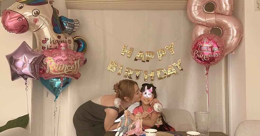 のインスタグラム：「11.03 makana 🎂🎈💖 とにかく元気でママを周りのみんなを たくさん笑顔にしてくれてありがとう。 そのまま真っ直ぐでピュアでおもしろすぎる 可愛い子で🩷🩷 木下組のみんな、 たくさんメッセージありがとう🩷🩷」