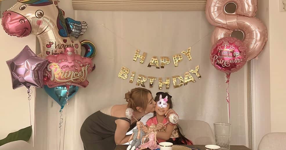 木下優樹菜のインスタグラム：「11.03 makana 🎂🎈💖 とにかく元気でママを周りのみんなを たくさん笑顔にしてくれてありがとう。 そのまま真っ直ぐでピュアでおもしろすぎる 可愛い子で🩷🩷 木下組のみんな、 たくさんメッセージありがとう🩷🩷」