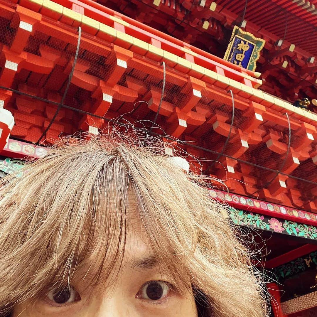 広瀬"HEESEY"洋一さんのインスタグラム写真 - (広瀬"HEESEY"洋一Instagram)「ワタクシのソロツアー『RED COLORED WEEKEND』、福岡INSAと広島SIX ONE Live Starでのライヴが、先週末に終演しました。御来場くださった皆様、ありがとうございました。スタッフ&関係者のみなさん、サポートメンバーのみなさん、お疲れ様でした。 どちらの会場でも終始、サイコーに心地良い“氣”に包まれての我ながらキレっキレのステージとなりました。 もう御存知かと思いますが、念のための告知。延期になった名古屋と大阪の振替公演は、来年2月に決定しております。 詳細はこちらをチェックしてください。  https://www.heesey.com/information/20231103/  さてソロツアーの第5の地はいよいよファイナル！11/12＠東京神田明神ホールです。 早くも年内最後のソロのライヴとなります。 御来場予定のミナサマ、思いっきりお楽しみに!!  コチラ、福岡と広島の本番直前のショット。そして一足先に昨日御挨拶に参拝した神田明神でのセルフィ。ツアーファイナルへ向けて“江戸前熱血漢”の血が騒ぐぜ⛩️」11月7日 11時43分 - heesey0419