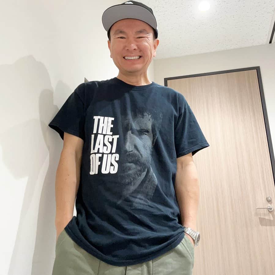 のインスタグラム：「。 今日はラストオブアスのジョエルTシャツ✋  THE LAST OF USはアメリカのサバイバルホラーアクションアドベンチャーゲームですね✋  ジャンル名が長い😂😂😂  中年男性ジョエルと、10代の少女エリーのサバイバルだけど、単なるゾンビゲームではなく、2人の愛情と信頼関係を重視したストーリー🐕  最近のゲームってストーリーめちゃくちゃ大事にしてるよね  昔のゲームって撃てばオッケーだったからストーリー把握しないまま、ただただ倒していってたなぁ  エレベーターアクションとレーサーミニ四駆ジャパンカップはずっとオモロかったなぁ😂😂😂😂😂  自分が持ってなくて友達の家にしかなかったから、ずっと飽きずに羨ましい気持ちでやってたなぁ🎞️  #ヴィンテージTシャツ #thelastofus  #ラストオブアス  #かまいたち山内」