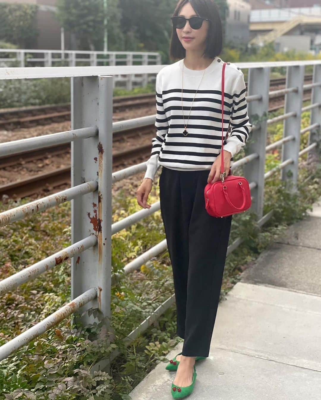 木本泉さんのインスタグラム写真 - (木本泉Instagram)「- お気に入りのお靴を履いて🍒 @tsurubymarikooikawa   🍒と合わせてバッグも❤️にしてみました！  ヒールをなかなか履けないw ローヒールしか履いていないのでツルの可愛い色味のあるお靴はシンプルなお洋服のポイントにもなるのでコレクションしてます！  @patisserie.asakoiwayanagi のカフェへ☕️  #patisserieasakoiwayanagi  #アサコイワヤナギ  #アサコイワヤナギサロンドテ  #tsurubymarikooikawa」11月7日 11時44分 - izumikimoto