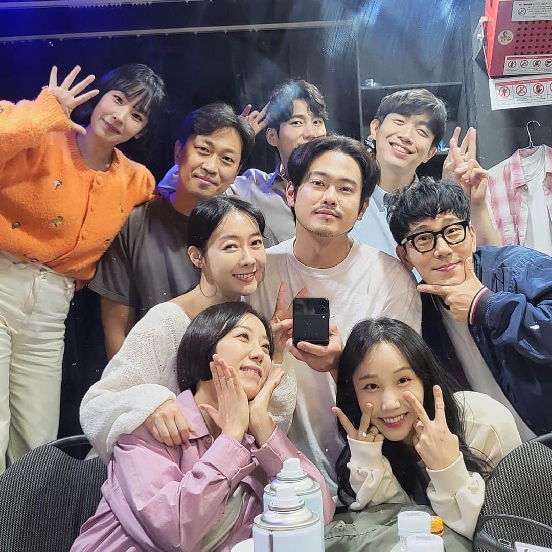 ユ・ジヨンのインスタグラム：「매일 보던 친구들인데.. 곧 이별이라고 생각하니.. 너무 아쉽고,슬프고..🥹😭🙈  얼마 안남은 공연이지만, 내가 더 많이 사랑할께요.❤️  마지막날까지.. 우리 함께..춘천가즈아!!😍🙏  #춘천거기  #곧이별예정  #4회남았어요😭 #대학로아트원씨어터3관 #하루하루소중해💕」