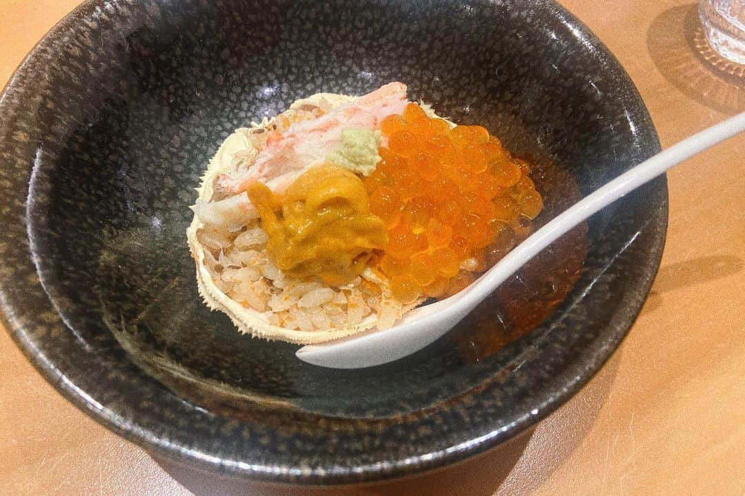 菅原沙樹さんのインスタグラム写真 - (菅原沙樹Instagram)「この旅の美味しかった諸々。いっぱい食べていっぱい飲んで大満足🥳 初めて行ったお鮨屋さん、にぎりまでのおつまみからサイコーで日本酒がすすんで、にぎりももちろん美味しくて(個人的には赤イカ優勝)、 電話で予約していたはずの焼肉屋になぜか入れず、急遽辿り着いた焼肉屋のシロが抜群に美味しくておかわりして(次行ったら、憧れのシロと白飯やりたい)、 2軒目に行こうと思ってたナチュールワインのお店が臨時休業で、前日たまたま従兄弟に教えてもらったナチュールワインが飲めるイタリアンでちょろっとつまみながら飲む予定が、美味しくて結局ガッツリ食べちゃったり、 前回美味しくてどうしても再訪したかった鉄板焼き屋さん、やっぱりめちゃくちゃ美味しくてもう一度感動して(ここで食べる赤イカぷりっぷりで忘れられない)、 地元の友達と集まる店といえばココ！の鍋と鶏皮、旦那も気に入ってくれてて、 地元のソウルフードと言えば！なラーメン食べてほっとしました。 #鮨いくた #ほがらかや #ウーヴァウーヴァ  #京祇園ねぎ焼き粉  #さぶろうべい総本店  #8番ラーメン #トーキョー夫婦トラベリング #石川県グルメ#金沢グルメ」11月7日 11時55分 - saki313apo