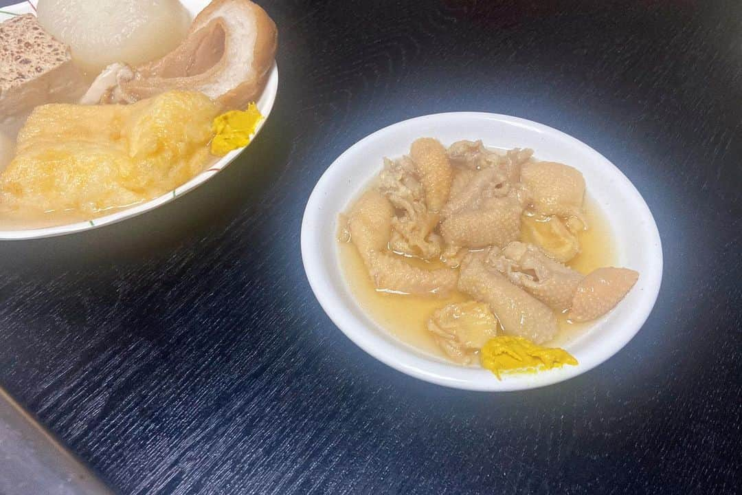 菅原沙樹さんのインスタグラム写真 - (菅原沙樹Instagram)「この旅の美味しかった諸々。いっぱい食べていっぱい飲んで大満足🥳 初めて行ったお鮨屋さん、にぎりまでのおつまみからサイコーで日本酒がすすんで、にぎりももちろん美味しくて(個人的には赤イカ優勝)、 電話で予約していたはずの焼肉屋になぜか入れず、急遽辿り着いた焼肉屋のシロが抜群に美味しくておかわりして(次行ったら、憧れのシロと白飯やりたい)、 2軒目に行こうと思ってたナチュールワインのお店が臨時休業で、前日たまたま従兄弟に教えてもらったナチュールワインが飲めるイタリアンでちょろっとつまみながら飲む予定が、美味しくて結局ガッツリ食べちゃったり、 前回美味しくてどうしても再訪したかった鉄板焼き屋さん、やっぱりめちゃくちゃ美味しくてもう一度感動して(ここで食べる赤イカぷりっぷりで忘れられない)、 地元の友達と集まる店といえばココ！の鍋と鶏皮、旦那も気に入ってくれてて、 地元のソウルフードと言えば！なラーメン食べてほっとしました。 #鮨いくた #ほがらかや #ウーヴァウーヴァ  #京祇園ねぎ焼き粉  #さぶろうべい総本店  #8番ラーメン #トーキョー夫婦トラベリング #石川県グルメ#金沢グルメ」11月7日 11時55分 - saki313apo