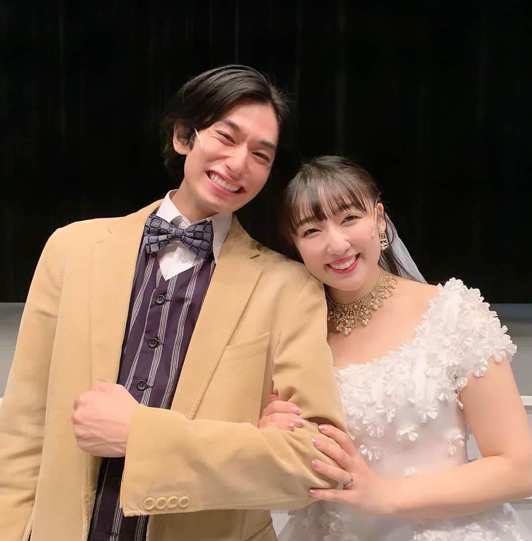 七瀬りりこのインスタグラム：「二人の旦那様💍笑  大吾君とたけちゃん🤵‍♂️  たけちゃんはお稽古中からほんと色んな話を聞いてくれて真面目な話からバカな話まで沢山話しました✨ どんどん男らしいヤスになって行って、密かに戸惑いつつも すごいなー！って思ってました。歌もお芝居もダンスも何でも出来ちゃうたけちゃん。また共演できる様に頑張ります！ ヤスとしてヒトミを優しく包んでくれて有難う♡  大吾君は今回初めましてだったのですが、同じ関西人としてのフィーリングが笑  沢山笑わせてもらいました。  いつもふざけている二人ですが舞台に入ったら、とても真面目な大吾君。 普段は大型犬みたいな弟みたいな可愛い人なのに仕事をする姿はまさに、匠でした。 私も、いつもふざけていないで見習わなくては！！🫡 旦那様役なのに、ネクタイで縛られて鞭を打たれたりいじめられたりする場面 「可哀想、、、😢」って言いながらニタニタしながら袖から観てましたごめんなさい笑  大好きなお二人と出会えて共演できて嬉しかったです！  次はもっとガッツリお芝居したい！！ 頑張る！！  ありがとうございました😊  #すず鳥  #すずらん通りの青い鳥」