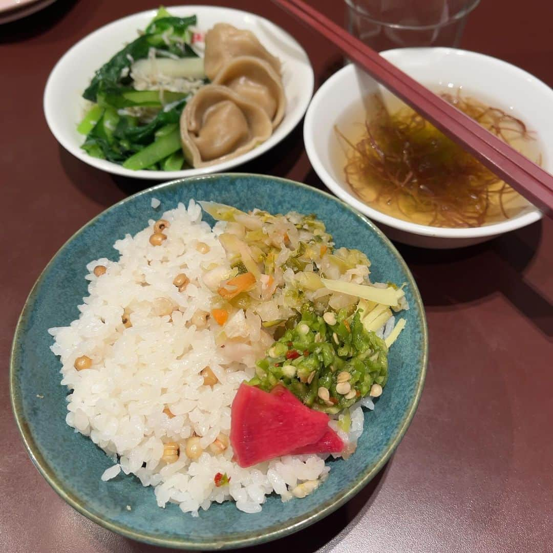 Rocoさんのインスタグラム写真 - (RocoInstagram)「#按田餃子今日のまかない まとめ 自分に余裕がなくしばらくサボっておりましたwこんな時こそしっかり食べてしっかり寝て頑張ります🍚  #按田餃子#まかない#賄い#ハトムギごはん #緑山飯太郎」11月7日 11時49分 - rororo_roco