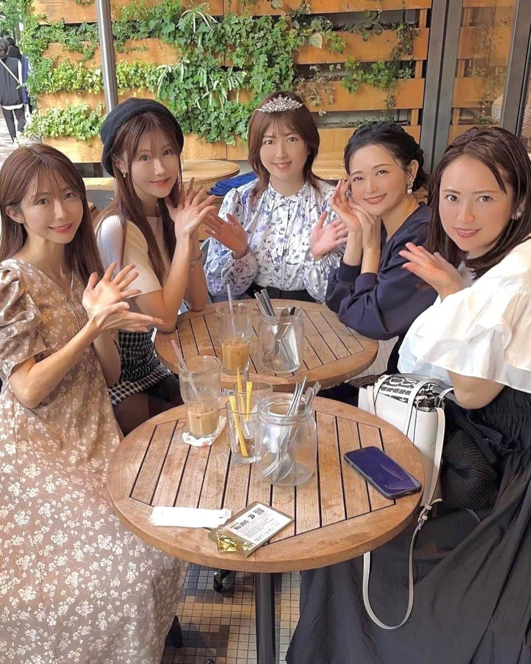 山口愛実のインスタグラム：「田中かおりちゃん @tanakakaorin のお誕生日お祝い🥂かおりんのリクエストがお肉だったのでいつメンで恵比寿のKINTAN焼肉 @ebisu_yakiniku_kintan に行ってきました　　　　　次々と運ばれてくる肉❗️肉❗️肉❗️肉‼️私は最初の肉寿司と最後の肉焼きすき焼きが好きすぎました😋 ハワイの物価高の後だったらこんなに美味しいお肉が心置きなく目一杯食べれるなんて食においてはやっぱ日本最高やなって かおりんも私と一緒でお肉とラーメン大好きさんでいつも美味しそうなお店に行ってるので彼女のInstagramを見ていて楽しい✨みなさんもかおりんのインスタぜひチェックしてみてください @tanakakaorin」