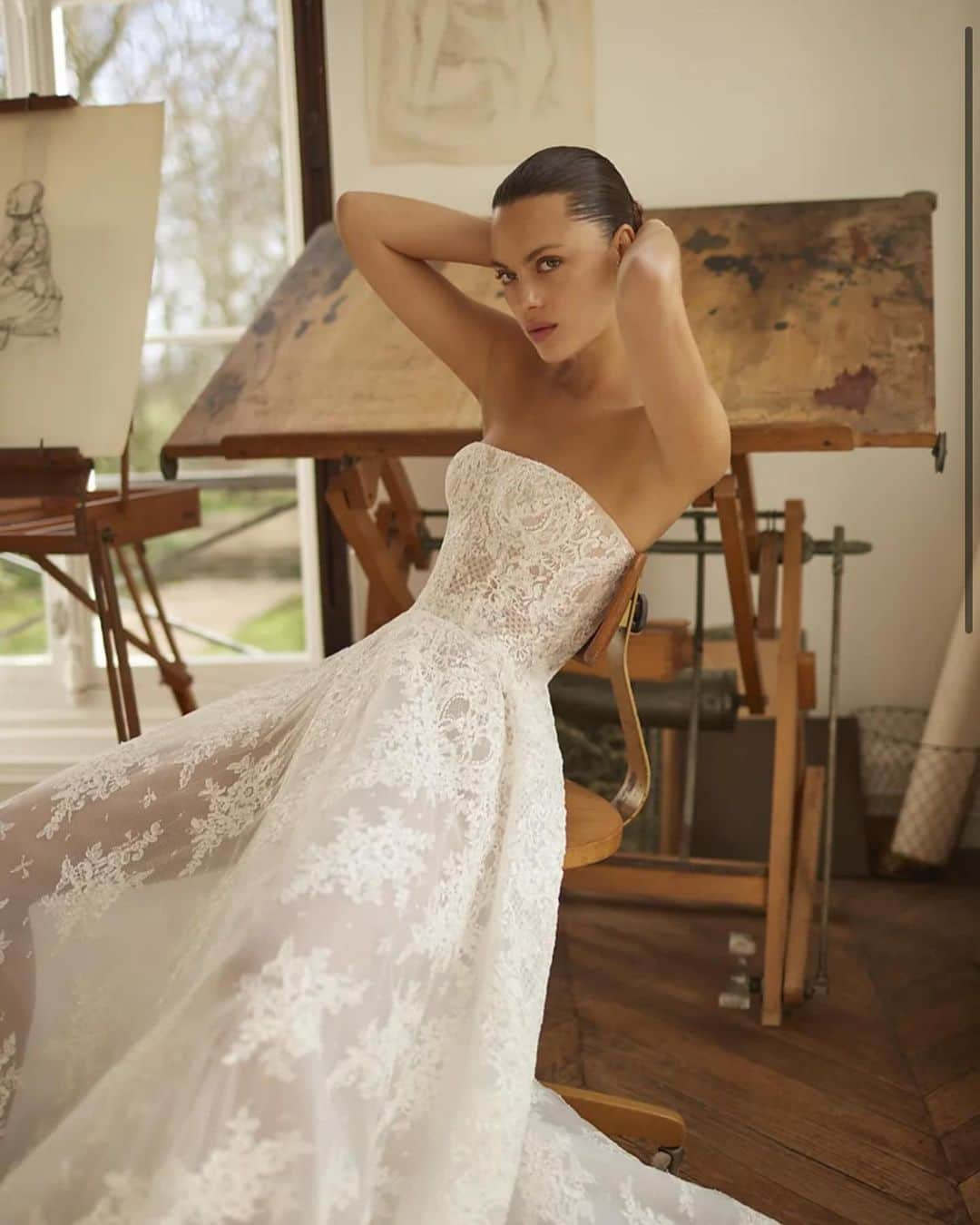 SOYOO BRIDALのインスタグラム：「.  NEW IN @soyoobridal_official 🕊️  FROM @danahareldesign 🏷️   Meet Hailey 🍂   feminine A-line gown with half circle structured skirt featuring an inner corset bodice made by a layered variety of hand sewn lace applications to create an illusion effect on the body.  #소유브라이덜 #다나하렐 #2024spring #justarrive」