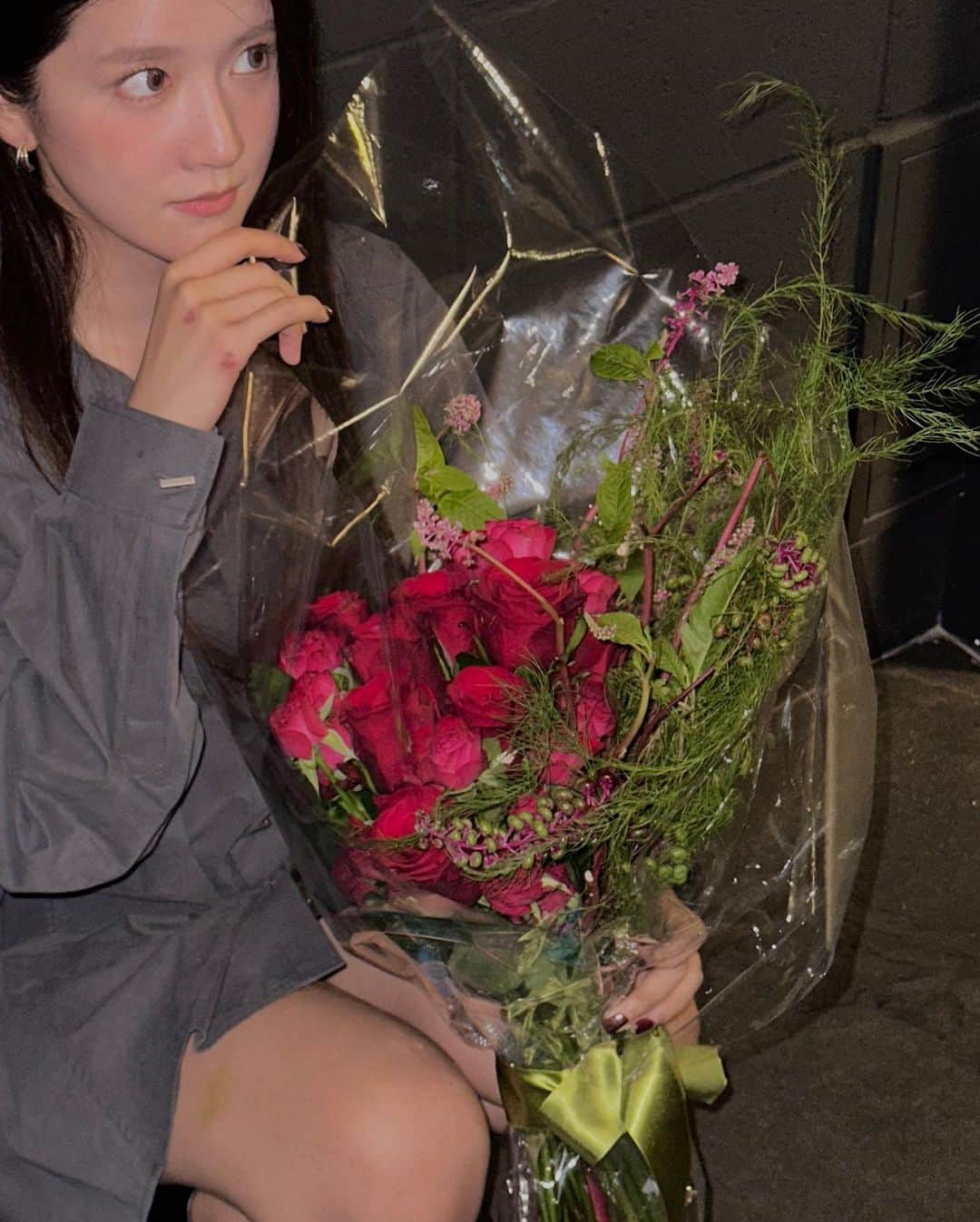 EXYのインスタグラム：「확실하게 행복한 생일이었어요🎂🌹」