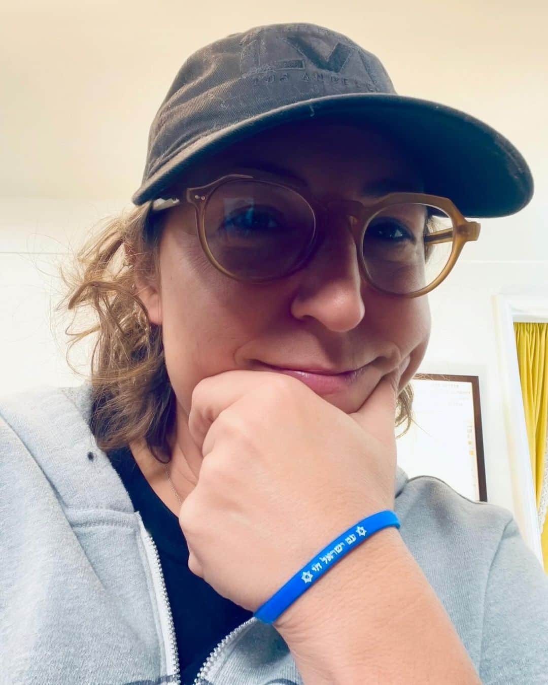 メイム・ビアリクのインスタグラム：「There are so many fundraisers going on, I know! Here’s me wearing my friend’s “tivkah” band (“band of hope”). http://TikvahBands.com was started by 3 Jewish mothers who could not stand by and do nothing as our brothers and sisters in Israel face the atrocities by those who wish us harm. Tikvah Bands emerged from the Israeli national anthem, the Hatikvah which means hope. Something we can use during this horrific time both in Israel and here in America. When you purchase a Tikvah band, 100% of the profits will be equally distributed to support three organizations that are directly providing vital aid to victims of terror, medical support, trauma recovery, crisis management, and supporting the well-being of Israeli Defense Force soldiers: They are the Jewish Federation, FIDF, and Magen David Adom. If you want to wear your pride and support Israel, this is a great way to do it. 🇮🇱」