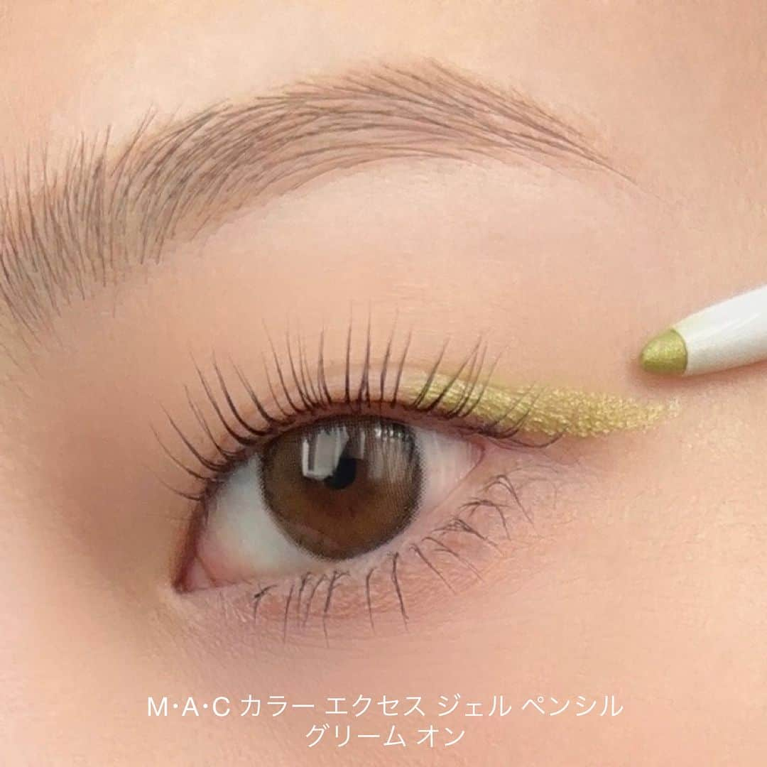 M∙A∙C Cosmetics Japanさんのインスタグラム写真 - (M∙A∙C Cosmetics JapanInstagram)「＼ホリデーカラーコレクション事前予約受付中！／ 今年のホリデーのテーマは、粉雪が舞い散るゲレンデで楽しむ賑やかなパーティ⛄💜  真っ白な雪景色や煌めく雪の結晶からインスピレーションを得たシルバーホワイトのパッケージデザイン。 眩いほどの輝きを放つラメ入りの限定アイシャドウやアイライナー、ゴージャスなツヤを与えるハイライター、ひんやり滑らかな肌へ整うプライマーなどがラインナップ❄❄ 昨年ホリデーコレクションで大人気のリップ バームからは新色が登場💄✨ 雪のような輝きをホリデールックにプラスオンして。  ＜ホリデーカラーコレクション 全6種＞ 2023年11月9日 (木)　M･A･C公式オンラインショップ 先行発売 2023年11月10日 (金)　全国店舗発売  #MACHoliday #MACクリスマスコフレ2023 #MACコスメ #MACBizarreBlizzardBash」11月7日 12時00分 - maccosmeticsjapan