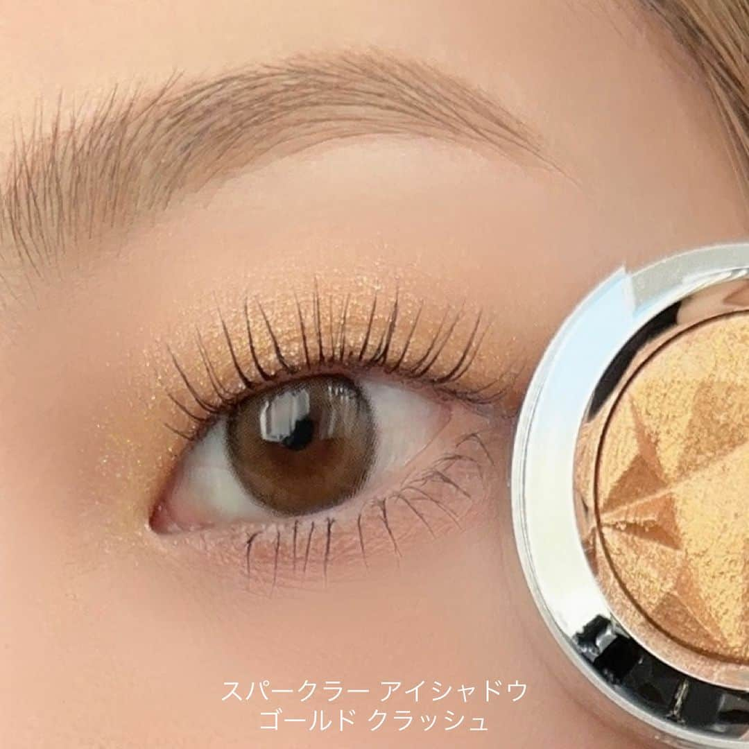 M∙A∙C Cosmetics Japanさんのインスタグラム写真 - (M∙A∙C Cosmetics JapanInstagram)「＼ホリデーカラーコレクション事前予約受付中！／ 今年のホリデーのテーマは、粉雪が舞い散るゲレンデで楽しむ賑やかなパーティ⛄💜  真っ白な雪景色や煌めく雪の結晶からインスピレーションを得たシルバーホワイトのパッケージデザイン。 眩いほどの輝きを放つラメ入りの限定アイシャドウやアイライナー、ゴージャスなツヤを与えるハイライター、ひんやり滑らかな肌へ整うプライマーなどがラインナップ❄❄ 昨年ホリデーコレクションで大人気のリップ バームからは新色が登場💄✨ 雪のような輝きをホリデールックにプラスオンして。  ＜ホリデーカラーコレクション 全6種＞ 2023年11月9日 (木)　M･A･C公式オンラインショップ 先行発売 2023年11月10日 (金)　全国店舗発売  #MACHoliday #MACクリスマスコフレ2023 #MACコスメ #MACBizarreBlizzardBash」11月7日 12時00分 - maccosmeticsjapan