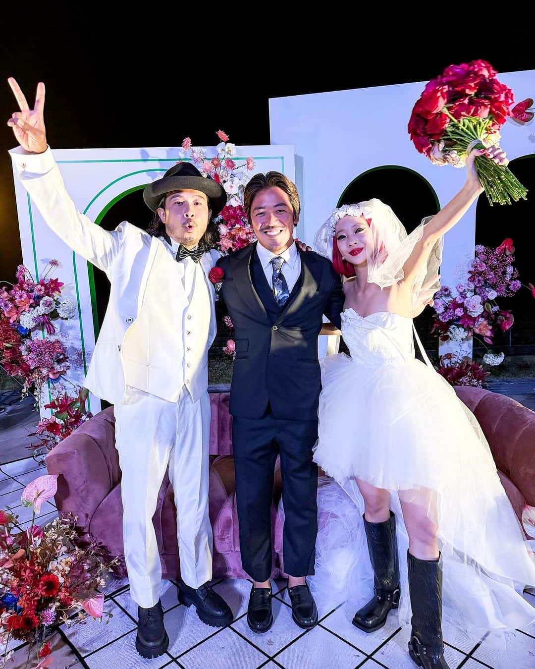 金尾玲生のインスタグラム：「.  Happy wedding 🩷❤️🧡💛💚  2人の人柄が溢れまくった 本当に良い式で感動しまくり。 式も作り込んでたし、 ケニーの歌も、アミちゃんの手紙もマジで泣けました。  本当におめでとう！  末長くお幸せに🙇🏽‍♂️🙇🏽‍♂️🙇🏽‍♂️」