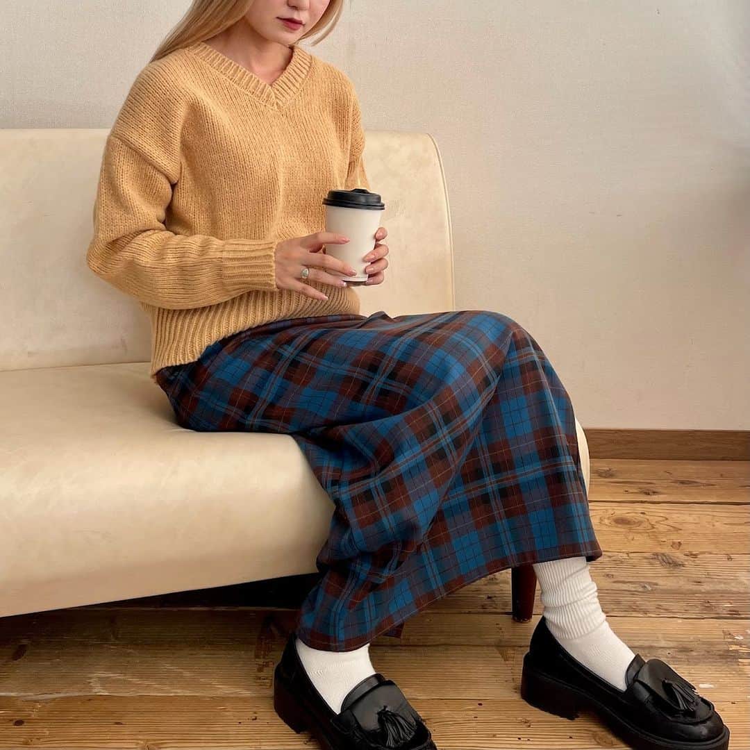 イーザッカマニアストアーズのインスタグラム：「. ＼📣 NEW ITEM ／  柔らかニット×淡いカラーにやさしく包まれる🤗  シンプルなディテールのパステルカラーニットが登場！ Vネックなので、首周りはすっきりとした印象に。 程よく肉厚感のあるふんわりとしたニット素材で、 起毛感もありほっこりとした着心地です🌷  リブ Vネックニット 🔎2300637 ¥5,990 ◎公式サイトから商品番号でチェックできます  着用staff みーちゃん 160cm  #ezakkamania #イーザッカマニアストアーズ #イーザッカマニア #ファッションコーデ #ファッション通販 #ニット #ニットコーデ #きれいめカジュアル #大人カジュアル #秋 #秋コーデ #冬 #冬コーデ #新作 #秋服 #秋服コーデ #秋冬コーデ #秋冬 #23AW #20代ファッション #30代ファッション #40代ファッション」