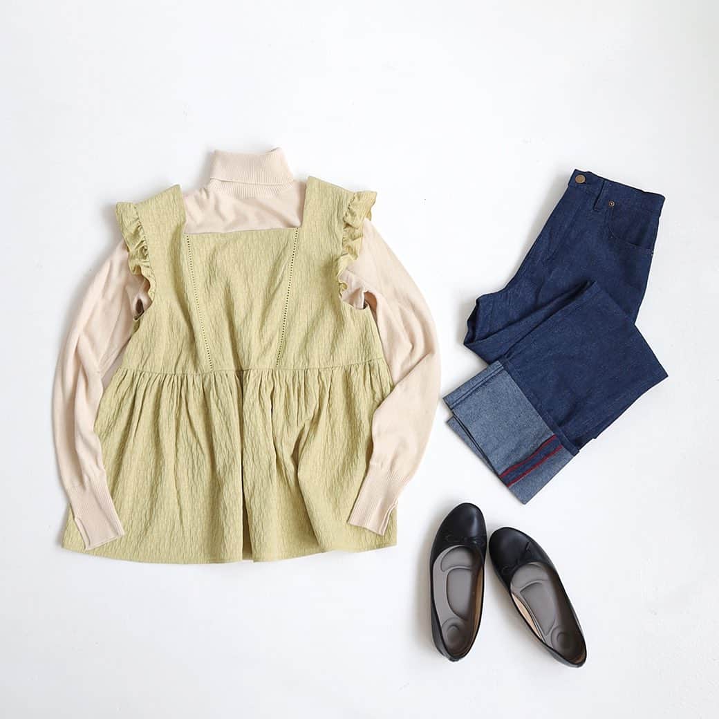 のインスタグラム：「_NEW IN ⁡ ⁡ ✓フラワーエンボスフリルタンク ￥5,940(税込) green,ivory ⁡ ⁡ ＼ 人気の予約アイテムが通常入荷♡ ／ 暗くなりがちな秋冬のスタイリングに華やかさを添えるフリルタンク。 背中にも施されたはしごレースでバックスタイルまで抜かりなく◎ 合わせるアイテム次第で春先まで着ていただける、ロングシーズン活躍の1枚です。 ⁡ ⁡ ⁡ #Crisp2023aw #Crisp_style #Crisp #クリスプ #秋コーデ #c1R3309 #cr_フラワーエンボスフリルタンク」