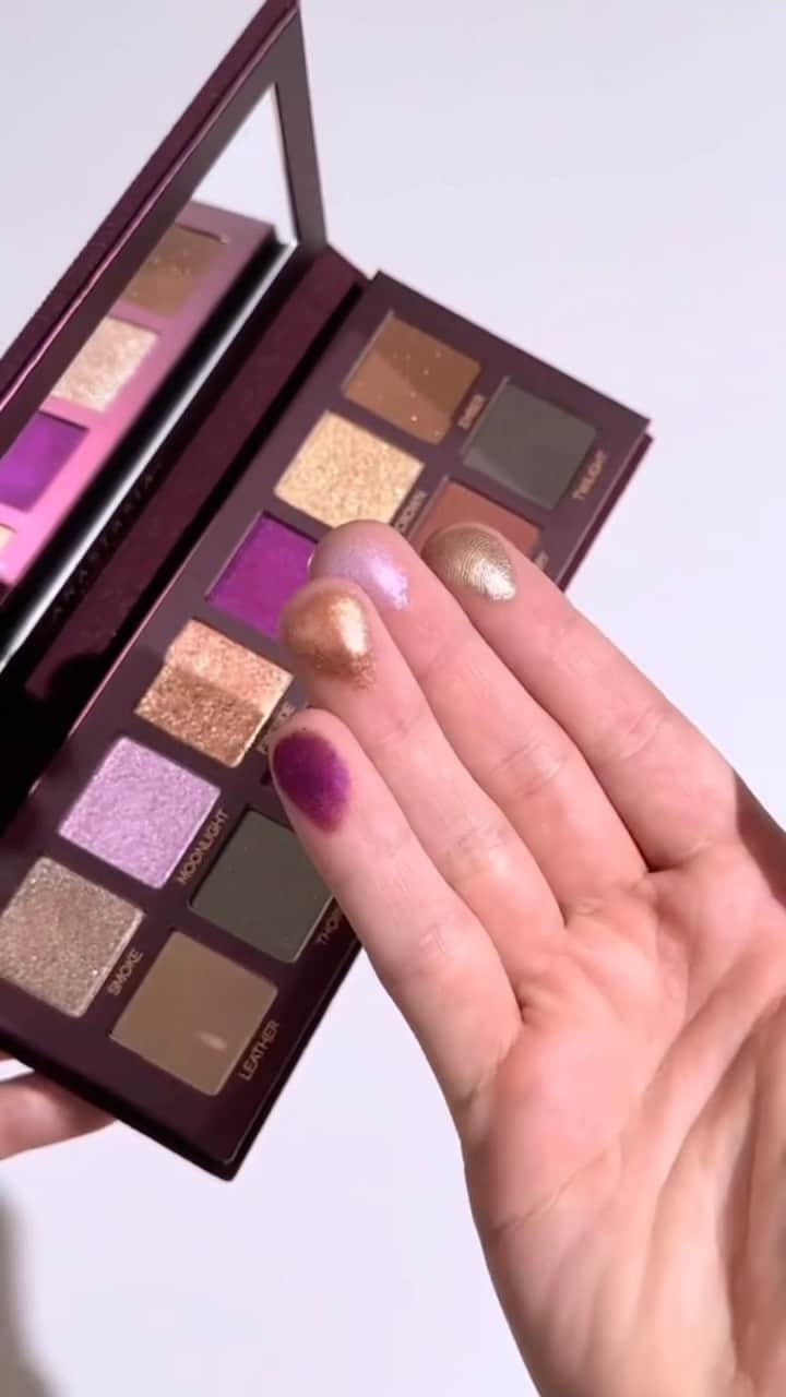 のインスタグラム：「Our 👏🏾 palettes 👏🏾 never 👏🏾 miss!! 👏🏾 Guaranteed smooth AF shimmers, mattes, and metallics in #ABHFallRomance 🥀💫   @sephora Rouge members: LAST CHANCE to get 20% off for the Sephora Savings Event when you use the code TIMETOSAVE at checkout!! 🏃🏾‍♀️  📸: @beautyboy.jpg  #AnastasiaBeverlyHills」