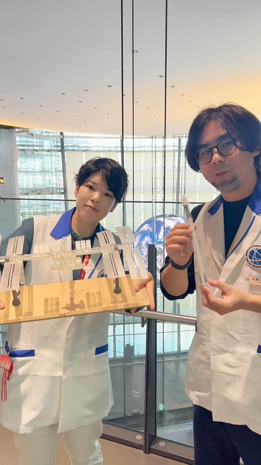 Miraikan, 日本科学未来館のインスタグラム：「【#視覚障害者 向けツアー】 「さわってわかる！宇宙ステーションのくらし」を12月16日(土曜)、17日(日曜)に開催します🚀  宇宙最大の人工衛星である国際宇宙ステーション(ISS)の全体像やステーション内での生活を展示や模型にさわって体感することができます👨‍🚀  ▼詳細情報▼ 開催日：12月16日 (土曜) 、17日(日曜) 午前の回 　10時15分から12時15分 午後の回 　14時00分から16時00分 ※16日午前の回は「こどもウェルカムタイム」として、小・中学生向けの内容で開催します。高校生以上の方も参加可能です。 会　場：未来館 常設展示 対　象：視覚障害のある方(小学4年生以上) 参加人数：各回3名まで　※お付き添いの方もツアーにご同伴いただけます。 ※申込〆切11月14日(火曜)17時です。(抽選) ※詳細は未来館HP(@miraikan)をご覧ください！ https://www.miraikan.jst.go.jp/events/202312163193.html  #miraikan #未来館 #日本科学未来館 #科学館 #東京テレポート #お台場 #ミュージアム #博物館巡り #博物館 #アクセシビリティ #視覚障害者 #sciencemuseum #museum #tokyo #odaiba #odaibatokyo #手話 #点字 #宇宙 #宇宙飛行士 #宇宙ステーション」