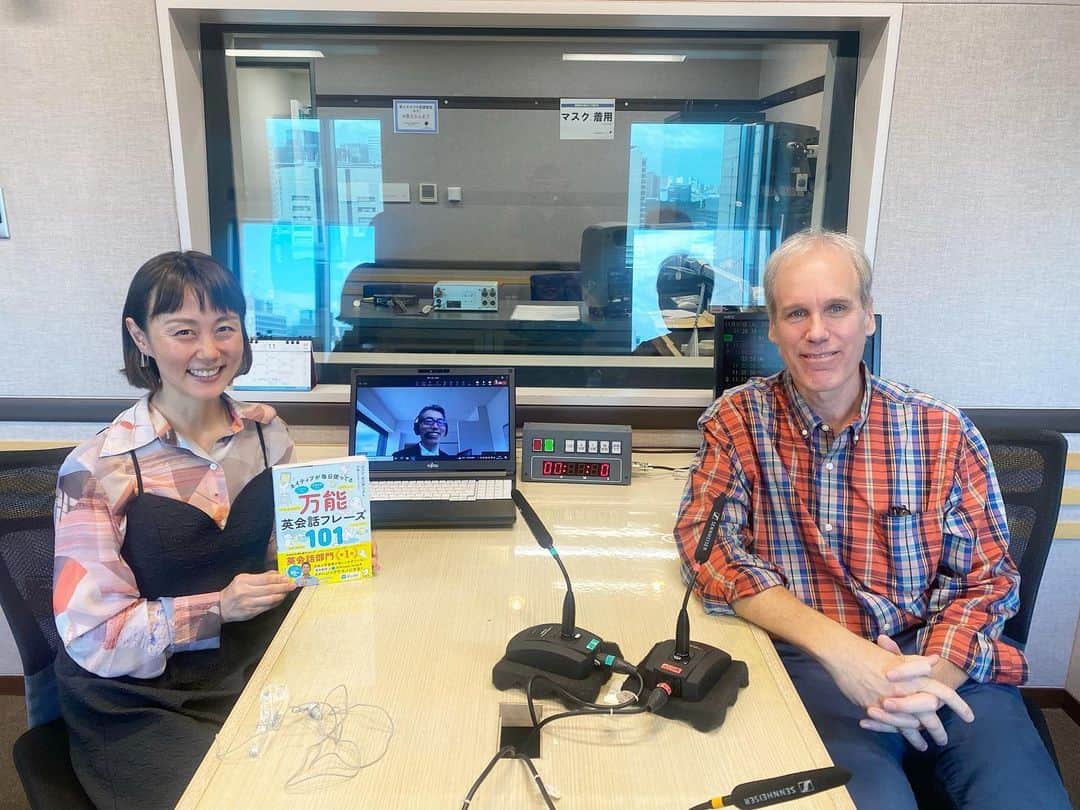 新井麻希のインスタグラム：「* 「実践! Let’s Read the Nikkei in English」  ラジオ NIKKEI 第 1 毎週水曜 23:30~23:50 (再放送 毎週木曜 7:25~7:45)   いつも担当されている飯田美穂子さんが海外出張のため、明日11月8日放送回のピンチヒッターを担当させて頂きました。  日経新聞の英文記事を読みながら記事を解説して頂き、英語を勉強すると言うとてもインテリな番組で脳が活性化されました🧠  Jeffrey Swiggumさんと、森下薫解説委員とお届けします！  移動時間などに、是非😊  *ラジオ NIKKEI はラジコ(radiko)でも全国に無料で配信中  *Podcast/ポッドキャスト配信(放送の翌日以降に番組終了時まで配信予定) *番組のポッドキャスト配信は無料と有料があります」