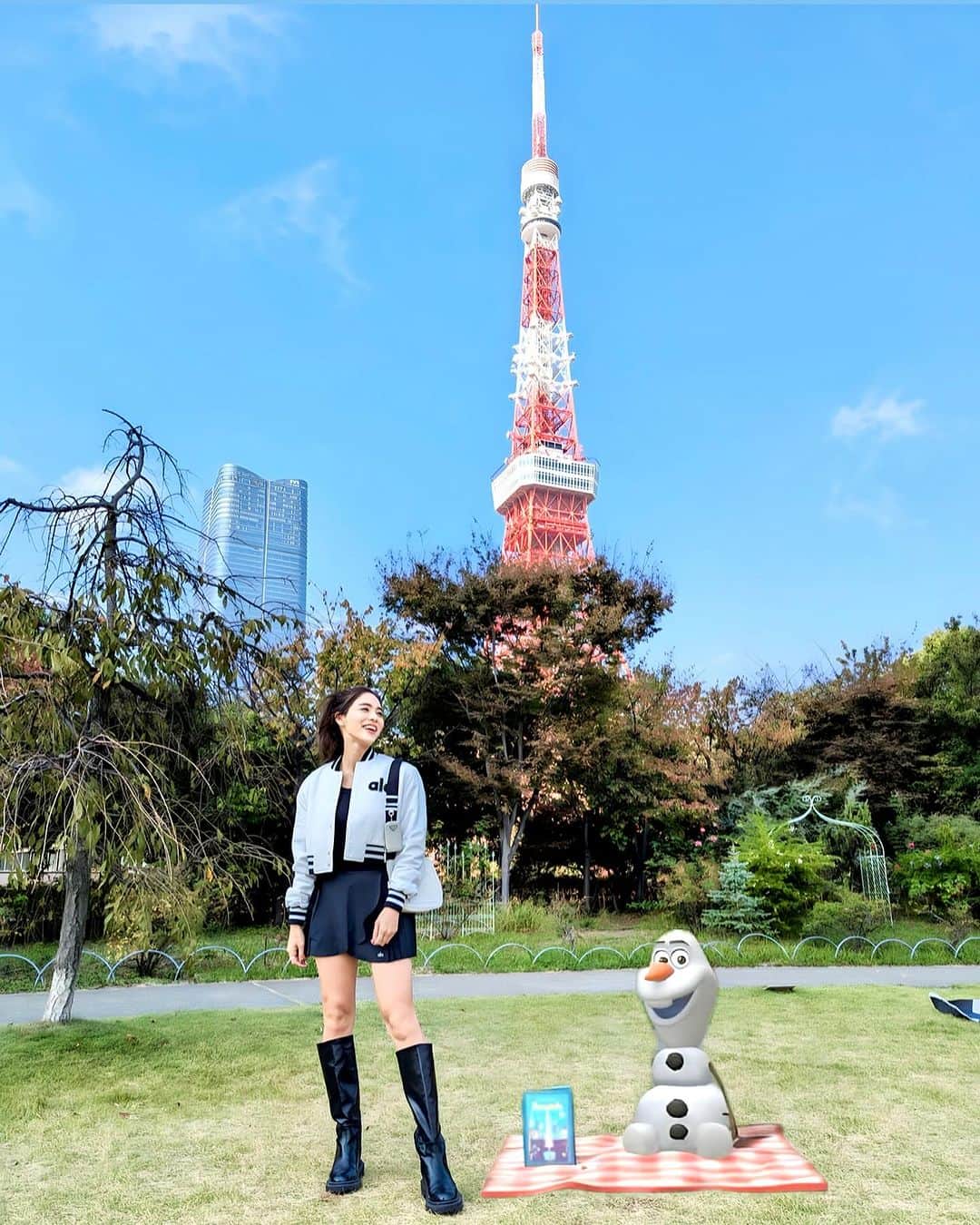 石井里奈のインスタグラム：「ピクニックが大好きなオラフと東京タワーの前でピクニックをしながら写真を撮ってきたよ✌️📷  オラフは世界初そして世界最大のアナと雪の女王をテーマにしたエリア【ワールド•オブ•フローズン】のグローバルアンバサダーなんだって🥳 . 今なんとプリンス芝公園にいくとARでオラフと写真や動画が撮れるユニークな体験ができちゃうの👏❤️ . ぜひみんなも試してみて！😍😍 . 香港ディズニーランドに行くのももう来週❤️ アナとエルサに会えるのが楽しみです⛄️✨ . #PR #HKDisneyland #WorldofFrozen #ワールドオブフローズン #Frozen #アナと雪の女王 #LetItGo #香港ディズニーランド #Disneyland #Disney #ディズニーランド #ディズニー #アナ雪 #ディズニー好き #ディズニー情報」
