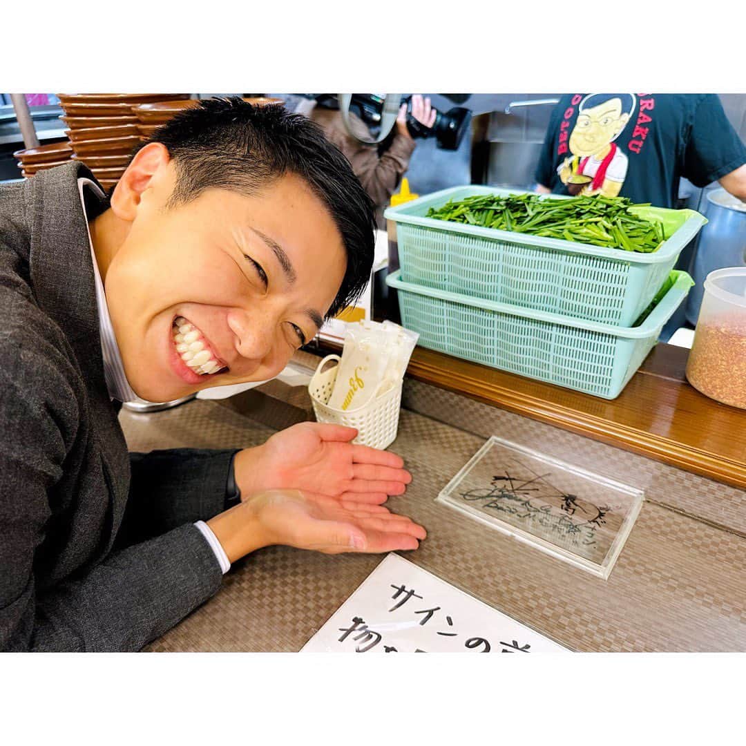 上坂嵩さんのインスタグラム写真 - (上坂嵩Instagram)「聖地巡礼！ . #木村拓哉 さんが #織田信長 役で出演した #ぎふ信長まつり からちょうど一年。 . その後の盛り上がりを調べるべく、 木村さんが足を運んだ場所を取材しました💡 . #伊藤英明 さんが木村さんに紹介して話題となった ラーメン店 #香楽 には、木村さんのサインが✨ . カウンターに直接書かれていてフォトスポットに！ 木村さんが座った席は #永久欠番 になっていました😆 . . #ドデスカ #ドデスカプラス #ドデスカ＋ #メーテレ #アップ #アナウンサー #フィールドキャスター #ニュースワード #SDGsビジネスマスター #社会調査士 #スピーチコンサルタント #スピーチ #トーク #話し方 #スピーチトレーナー #スピーチライター #上坂嵩」11月7日 12時13分 - takashi_uesaka_nbn