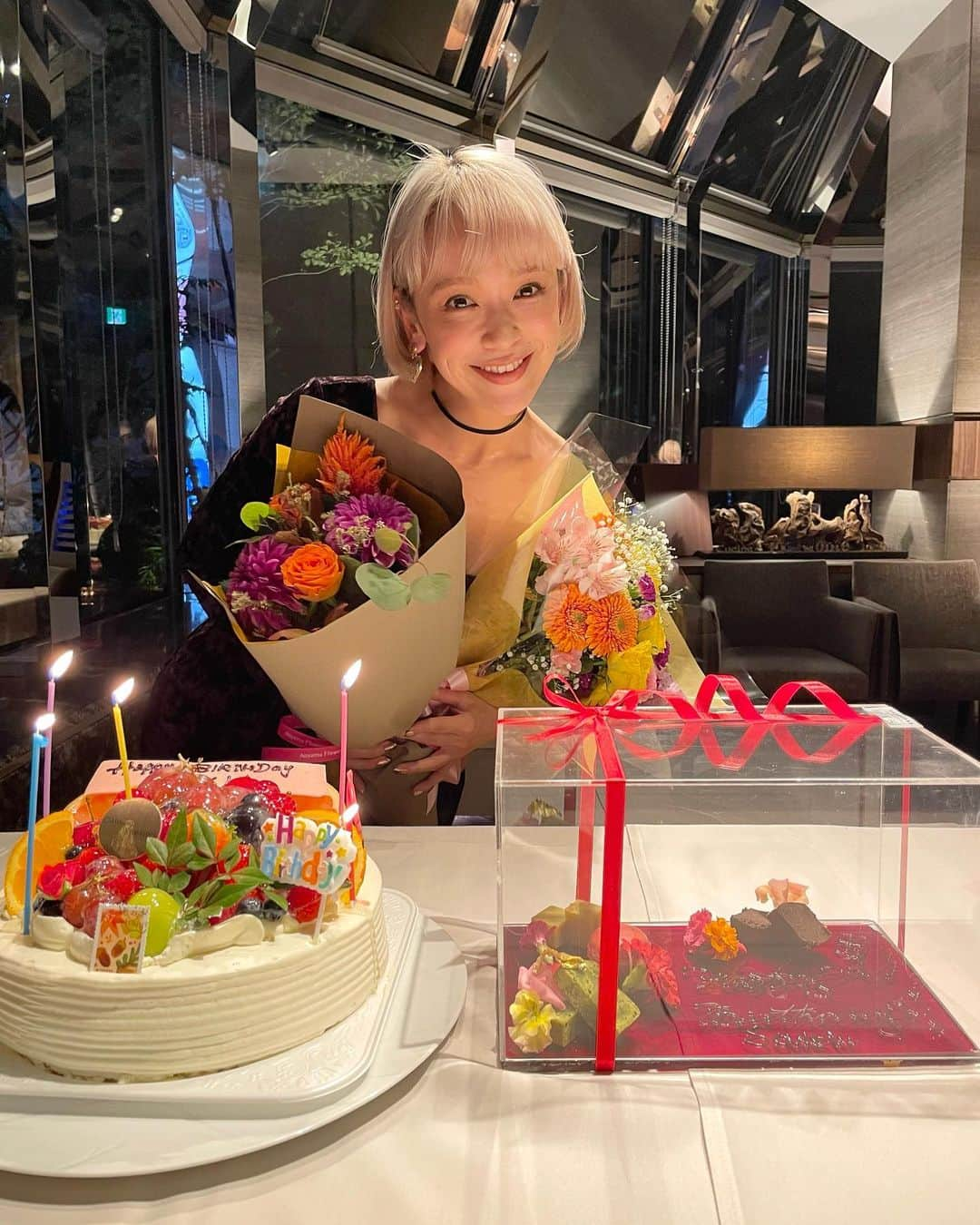 Soweluのインスタグラム：「昨日無事に誕生日迎える事が出来ました😌 実は1週間前くらいから体調を崩してて やっと復活出来てからの誕生日だったから 昨日は普通に過ごせる事のありがたさを感じながら ちょっと久しぶりのスタジオでの1人練をして 元気になれて声が出せた事が嬉しくてちょっと泣きそうだった。  夜は久しぶりにおめかしして 家族にお祝いしてもらいました🎂  おばあちゃんのハッピーバースデー歌唱は さすがばあちゃん！最高&爆笑だった🤣🤍  本当みんな1人1人の優しさに涙が出そうなくらいありがとうの想いが止まらない幸せな時間でした。  改めて41年前、命懸けで72時間もの時間をかけて 私をこの世に産んでくれた母に感謝でいっぱいです🙏🥺  あたたかいお祝いメッセージくれたみんなも サプライズしてくれたキンコも本当にありがとう🫶  写真にもあるお友達の子供たちからのバースデーカードの可愛い絵たちには癒されたしウルッてきちゃった♡  そして、もう1つ嬉しかった事は 12/17クリスマスLiveのチケット完売しました！ チケット購入してくれたみんな本当にありがとう✨ キャンセルが出たら再度販売にでるみたいなのでまたキャンセルが出たらストーリーでお知らせします。 ライブ楽しみにしててね🎄  みんな本当にありがとう Love you all🤍 ： ： ： #mybirthday  #lovemyfamily #thankyouall #2023.11.6.」