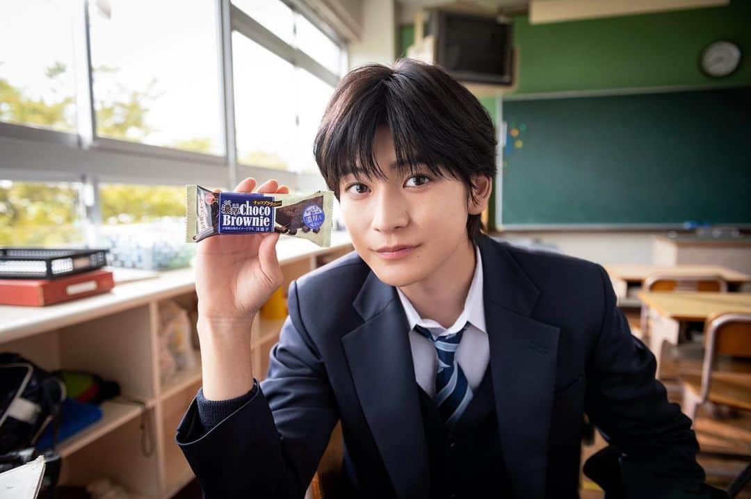 高橋文哉さんのインスタグラム写真 - (高橋文哉Instagram)「「濃厚チョコブラウニー」新CMが解禁されました！  受験生をはじめとする全ての方を応援💪 久しぶりの制服で撮影しましたっ  よろしくお願いします！」11月7日 12時08分 - fumiya_0_3_1_2