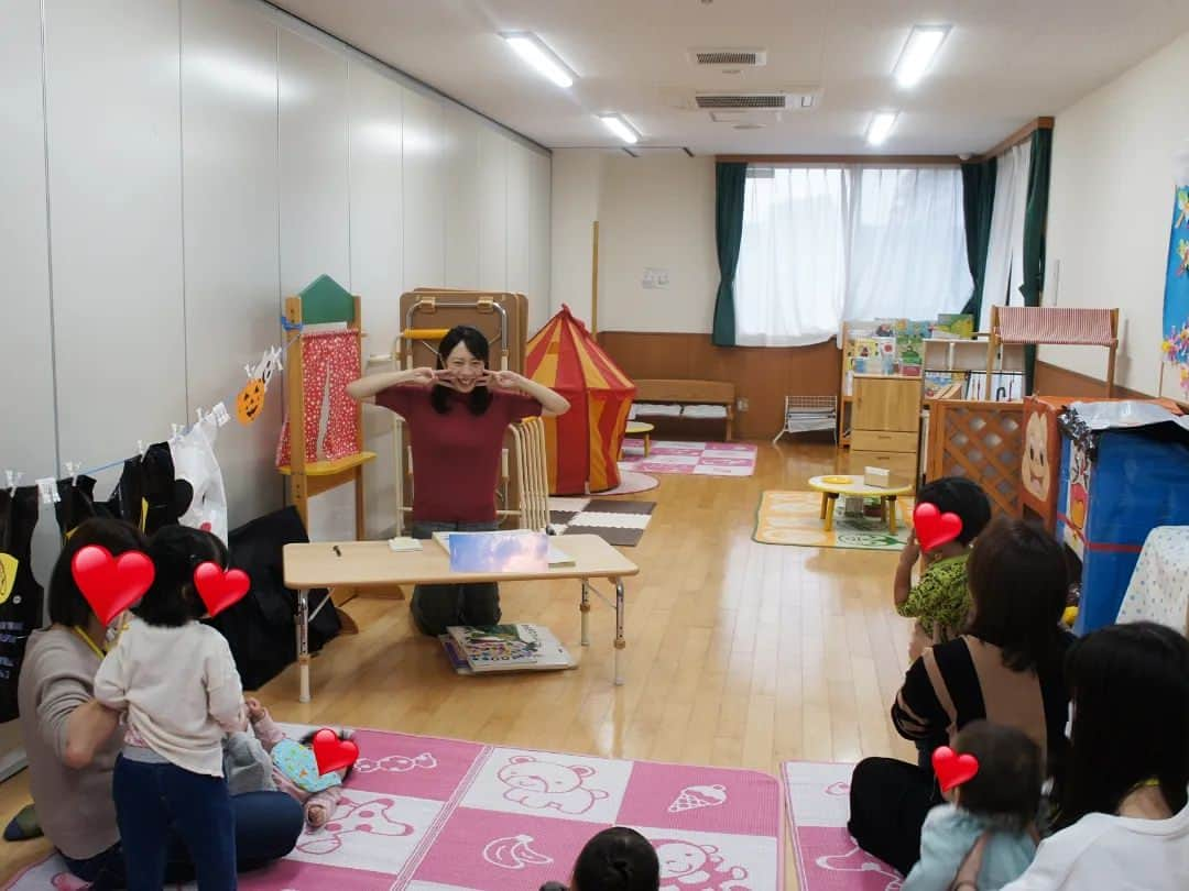 石井優香さんのインスタグラム写真 - (石井優香Instagram)「先月、 仙台市若林区にある 蒲町(かばのまち)こども園さんの 子育て支援室で 絵本の読み聞かせをさせて頂きました📖 ． これまで私の知る”絵本の読み聞かせ”の時間は 大体30分前後だったのですが、 今回ご依頼いただいたのは1時間👀 . もちろん休憩を挟んでOKとのことでしたが、 大人でも難しい"1時間"という時間、 2歳前後のお子さん達の集中力を考えると、 どのように内容を組めば 飽きずに楽しんでいただけるか…。 それを考える良い機会を頂きました。 . 結果、とても驚くことに お子さんたちは休憩を10分弱とっただけ （それも実質、オムツ替えに行ってきた時間のみ）の ほぼ1時間、 ずっと集中して楽しんでくれたようでした。 これには、本当に本当に驚きました👀 . もともとのお子さんたちの集中力、 支援室での居心地の良さが大きいと思いますが…。 お世辞でも選書や内容の組み立て、 子供の様子をよく見て進行してしていた点を良かったと仰ってくださったことを思うと、もしかすると 大学時代に 教員免許取得に向けた勉強（授業の組み立て方）や、 就職後、放送局で 視聴者の興味・関心を惹きつけ続けながら チャンネルを変えられないよう、飽きが来ないようにしながら 伝えたいことを散りばめるための構成を考える、編集する、ということが 活かせたような気がしてとても嬉しかったです🍀 . . #宮城県#宮城#仙台市#仙台#若林区 #蒲町#蒲町こども園#子育て支援#支援室 #未就学児 #絵本読み聞かせ#絵本#読み聞かせ#朗読 #フリーアナウンサー 帰り際、お子さん達が笑顔でタッチしにきてくれて 私にはとても嬉しいご褒美でした🍀  ※著作権の関係で 絵本はスタンプで隠させて頂いています🙇」11月7日 12時10分 - ishii_yuuka