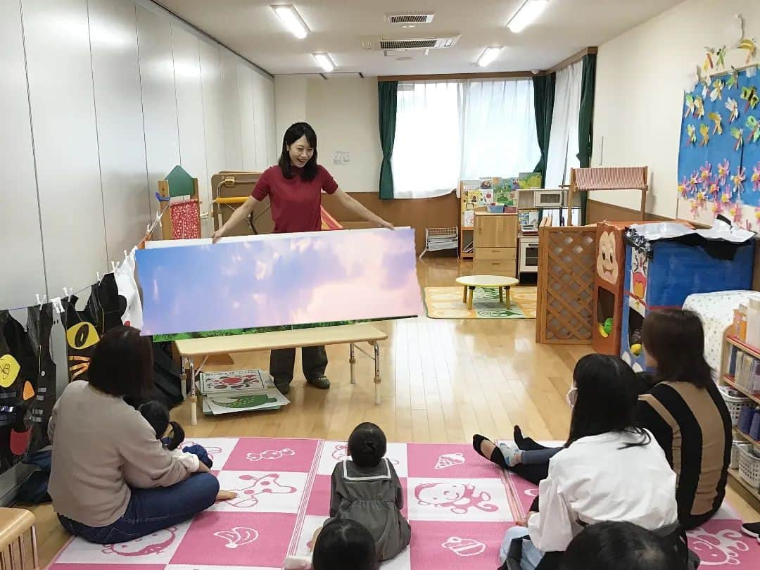 石井優香のインスタグラム：「先月、 仙台市若林区にある 蒲町(かばのまち)こども園さんの 子育て支援室で 絵本の読み聞かせをさせて頂きました📖 ． これまで私の知る”絵本の読み聞かせ”の時間は 大体30分前後だったのですが、 今回ご依頼いただいたのは1時間👀 . もちろん休憩を挟んでOKとのことでしたが、 大人でも難しい"1時間"という時間、 2歳前後のお子さん達の集中力を考えると、 どのように内容を組めば 飽きずに楽しんでいただけるか…。 それを考える良い機会を頂きました。 . 結果、とても驚くことに お子さんたちは休憩を10分弱とっただけ （それも実質、オムツ替えに行ってきた時間のみ）の ほぼ1時間、 ずっと集中して楽しんでくれたようでした。 これには、本当に本当に驚きました👀 . もともとのお子さんたちの集中力、 支援室での居心地の良さが大きいと思いますが…。 お世辞でも選書や内容の組み立て、 子供の様子をよく見て進行してしていた点を良かったと仰ってくださったことを思うと、もしかすると 大学時代に 教員免許取得に向けた勉強（授業の組み立て方）や、 就職後、放送局で 視聴者の興味・関心を惹きつけ続けながら チャンネルを変えられないよう、飽きが来ないようにしながら 伝えたいことを散りばめるための構成を考える、編集する、ということが 活かせたような気がしてとても嬉しかったです🍀 . . #宮城県#宮城#仙台市#仙台#若林区 #蒲町#蒲町こども園#子育て支援#支援室 #未就学児 #絵本読み聞かせ#絵本#読み聞かせ#朗読 #フリーアナウンサー 帰り際、お子さん達が笑顔でタッチしにきてくれて 私にはとても嬉しいご褒美でした🍀  ※著作権の関係で 絵本はスタンプで隠させて頂いています🙇」