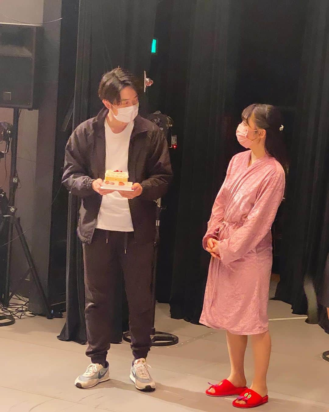 七瀬りりこのインスタグラム：「そしてそして 主演‼️多田直人大先生様✨  尊敬しすぎて緊張して恥ずかしくてツーショットをお願い出来ず、キャストの子が撮影した隠し撮り写真になります笑　  多田さんのお芝居が好きすぎて(当たり前) 自分の出番じゃない時は、なるべく舞台袖から見学してました。 学ぶ事だらけで、お芝居や舞台に対する姿勢はもちろんですが 「座長」としてのお姿が何というかうまく文字に出来ないけど  ゆるーいのに大きな背中というか ゆるーいのに着いて行きたくなるというか ゆるーいのに(褒めてます)  どんな事が起きても多田さんがいらっしゃれば大丈夫！という安心感が凄かったです。  文章下手ですみません。 伝わってますでしょうか💦  ヒトミは賢ちゃんとお芝居が出来て、デュエットが出来て愛してもらえて幸せでした。  いつか殺し合う役とかやりたいですので頑張ります笑笑  ちょっと裏話🤏  多田さんの相手役？として何も出来ない自分に無力さを感じ、とりあえず多田さんの健康を✨ と、迷惑だろうが毎日ささやかながら餌付けさせて頂いていたのですが、劇中のアドリブにも出て来ましたロールキャベツを千秋楽に差し入れしよう！と思い、お惣菜屋さんを探し回ったのですが、なかなか売っておらず、もう作ろう！と思い作っていきましたら めっちゃめっちゃ美味しかった！と褒めて頂いたのも束の間、なんと煮崩れ防止の竹串が刺さったまんまになっており 「俺の口、殺しにかかってる？」と、、  きゃー💦🫣 なんという最悪で最高なオチを‼️笑  本当にすみませんでした。  最後まで緊張して恥ずかしくて、顔が見られず、楽屋の、のれん越しに会話してしまう私ですが、本当に大尊敬しております！  また共演させて頂ける様に精進致します❣️  ありがとう 美しい あなた  #すず鳥  #すずらん通りの青い鳥」