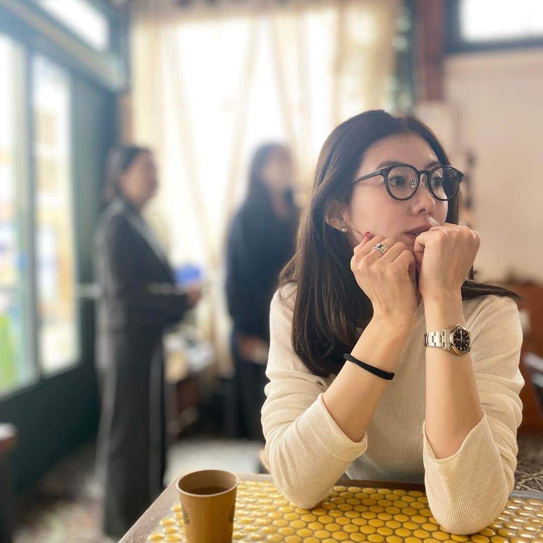 ともさかりえのインスタグラム：「⁡ 先月の韓国旅行🇰🇷街に勢いがあって本当に刺激的でした。オススメをまとめてとのリクエストを沢山いただきましたが、初渡韓だったのでオススメできるほど知らないのですが、ざっくり個人的感想を。 ⁡ #明洞  2泊3日、明洞エリアに泊まりました。賑やかで色々楽しそうかなと思って選んだけど、私はちょっと落ち着かなくて、もし次に行く機会あるなら江南がいいなと思いました。ホテルは旅の目的と好みによって選択が全く変わると思うので、良し悪しは人それぞれかと。 ⁡ #景福宮  もう爆上がり。韓ドラ見てるから、ぎゃーん！ってなる。次は絶対チマチョゴリ着たい…🔥 ⁡ #陳玉華ハルメ元祖タッカンマリ  すごく並ぶと聞いてたけど、平日17時過ぎに行って普通に入れてラッキー。それでもほぼ満席。帰る頃には外に列ができていた。じゃがいもと〆の麺が最高。トッポギも追加。 ⁡ #乙密台  水冷麺をいただきました。マンドゥ美味しかった。現地の人が殆ど。 ⁡ #黄金牧場  ふらりと入れたこちらでサムギョプサル。日本人の口にも合うお味。ワサビと甘酸っぱい葉物のお漬物的な薬味で食べるのが好きだった。日本語メニューもあって気楽だし、普通でとても良き。 ⁡ しかし言葉の壁はかなり大きい。観光エリア以外は英語が通じないところや、英語表記もない店舗も多し。そしてクレカ使えないお店やタクシーも多かったな。(Uberとかは別)地下鉄のSuica的なカードも現金チャージしかできなくて、がびーん。両替必須。 ⁡ 次は韓国でミュージカルが見たいです🫡 みんなのオススメも教えてね。 ⁡ #韓国  #渡韓  ⁡ ⁡ ⁡」