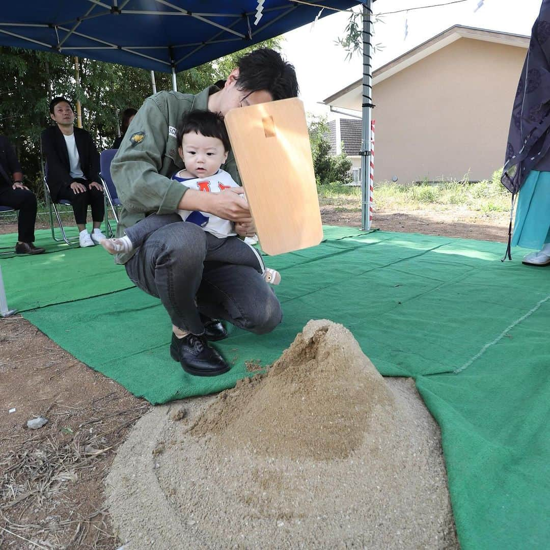 池田建設さんのインスタグラム写真 - (池田建設Instagram)「・ ㊗️地鎮祭  W様邸のこれからの工事の安全を祈願して 先月、地鎮祭が執り行われました✨  パパと一緒に鍬入れの儀☺️ とてもお利口さんにできました～👏👏✨  安全第一で、素敵なお家が完成しますように😌🤍⟡.·  W様、改めておめでとうございます.* ⚘  ————————————— 施工事例⇨@ikeda_kensetsu ————————————— 𝐏𝐋𝐀𝐘𝐇𝐎𝐌𝐄,𝐏𝐋𝐀𝐘𝐋𝐈𝐅𝐄. 長崎県内の住まいのことなら お任せ下さい𖠿 𖥧 𖥧  長崎県諫早市小船越町1075-2 株式会社池田建設 TEL☏ 0957-22-0030 HP https://ikeda-kensetsu.com/ LINE  @746pggwq  エイブルネットワーク諫早店  @able.nw.isahaya エイブルネットワーク大村店  @able.nw.omura エイブルネットワーク佐賀中央店 @able.nw.sagachuo エイブルネットワーク佐世保駅前店 @able.nw.saseboekimae」11月8日 12時00分 - ikeda_kensetsu