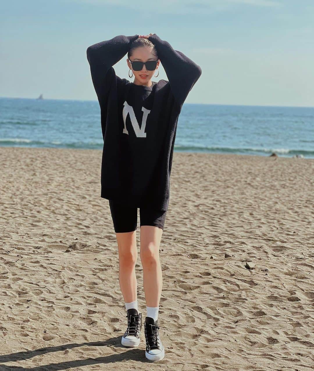 愛菜のインスタグラム：「必死に海風で乱れる前髪を押さえてるポーズ✌️笑  オーバーサイズで これからの時期にちょうどいい NICONAのNのセーター🧡笑 と、リップが入るポッケ付きの バイカーショーツ❤️‍🔥 @shein_japan   「2023 SHEIN11/11ビッグセール」 試すたび、好きが見つかる。届くたび、好きが増えてく。  クーポンコード🎈 《BFPJP290》  商品ID  《オーバーサイズセーター》 20610060  《バイカーショーツ》 964899  #SHEIN1111sale#SHEINGoodFinds#SHEINforAll #loveshein #ad #saveinstyle #baby服 #女の子ベビー  #女の子ママ#PR」