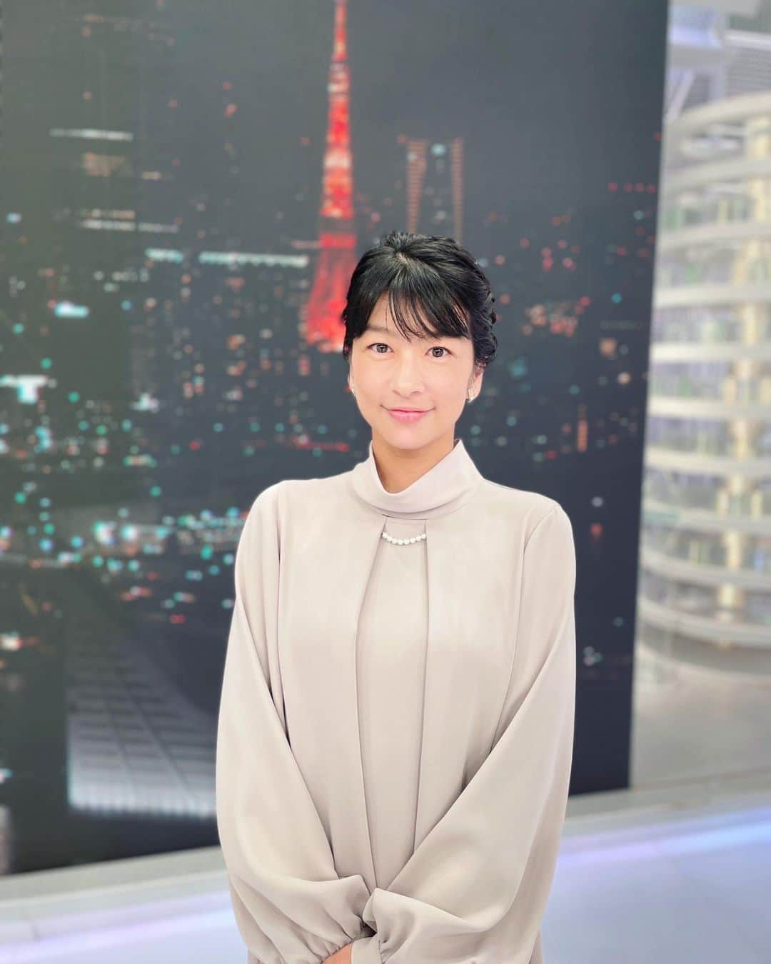 生野陽子のインスタグラム：「🗼 東京タワーを背景に📷 お台場からの景色はいつ見てもきれいで、 放送後にいつも癒されています。」