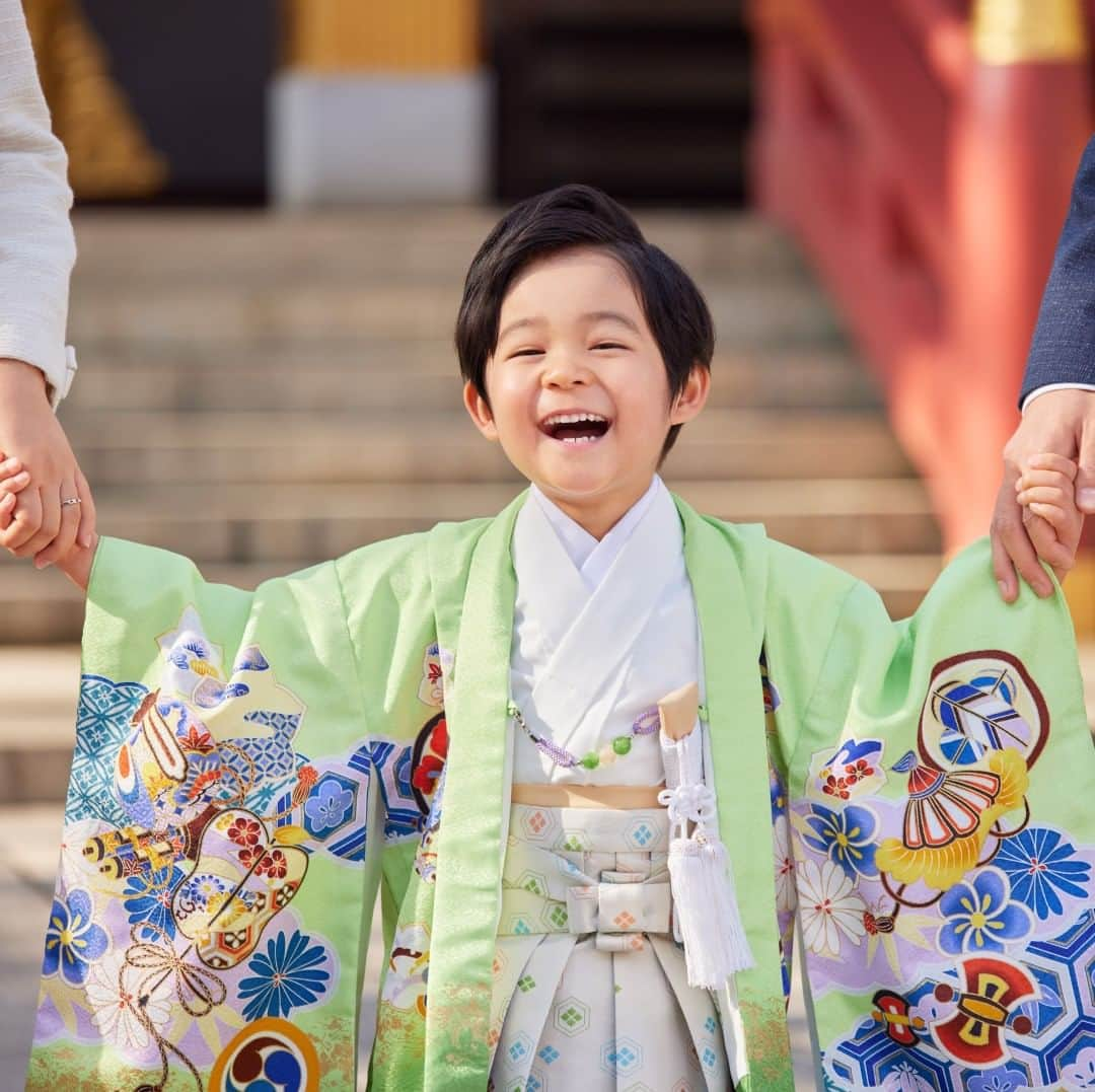 スタジオアリスのインスタグラム：「. 撮影📸も おでかけ⛩も 1日で出来る！  🍁七五三1Dayプラン🍁 “スタジオアリスの七五三“では、忙しいパパママにピッタリの「七五三1Dayプラン」をご用意しております🥰  撮影したその日に、そのまま神社へお参りに行けるので、ご家族の都合が揃うその日に七五三のお祝いが出来ます🌈  詳しくは、「七五三1Dayプラン」をCheck🔍  #スタジオアリス #studioalice #七五三 #七五三撮影 #おでかけ用着物レンタル #着物レンタル #忙しい #パパママ #ハレの日 #1Dayプラン」