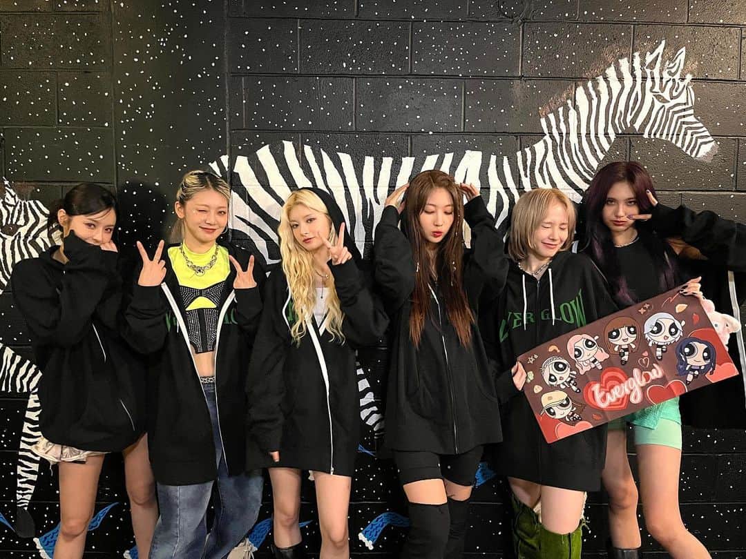 EVERGLOWのインスタグラム：「‎[📸EVERGLOW]  ‎23.11.06 #US_TOUR in Atlanta  열기가 가득했던 Atlanta 콘서트😎 엡글이들이랑 뽀듕이가 하얗게 불태웠다❤️‍🔥  오늘도 엡글이들에게 소중한 추억 남겨줘서 고마워요 FOREVER 🫶  ‎⁦‪#EVERGLOW‬⁩ ⁦‪#에버글로우‬⁩ ‎⁦‪#이유‬⁩ ⁦‪#시현‬⁩ ⁦‪#미아‬⁩ ⁦‪#온다‬⁩ ⁦‪#아샤‬⁩ ⁦‪#이런‬⁩ #ALL_MY_GIRLS_IN_US」