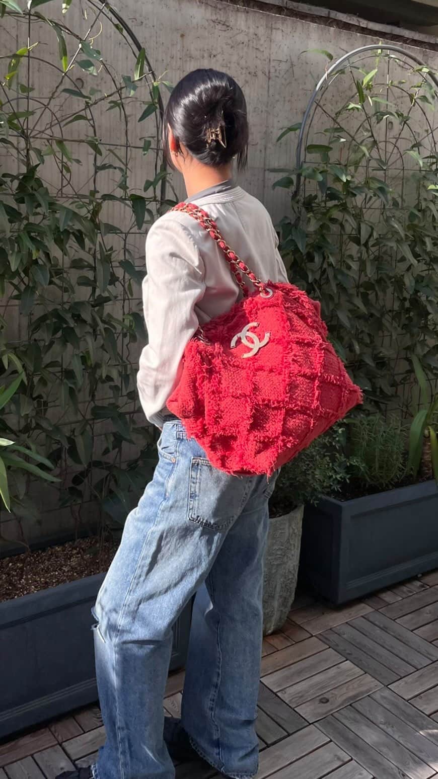 vintage Qooのインスタグラム：「Style with a colored bag for your autumn outfit💖  ▼Customer service English/Chinese/Korean/Japanese *Please feel free to contact us! *商品が見つからない場合にはDMにてお問い合わせください   ▼International shipping via our online store. Link in bio.  #tokyovintageshop #오모테산도 #omotesando #aoyama #表參道 #명품빈티지 #빈티지패션 #도쿄빈티지샵  #ヴィンテージファッション #ヴィンテージショップ #chanelvintage #chanel #vintagechanel #chanelclassic #chanellover #빈티지샤넬 #샤넬  #シャネル #샤넬클래식」